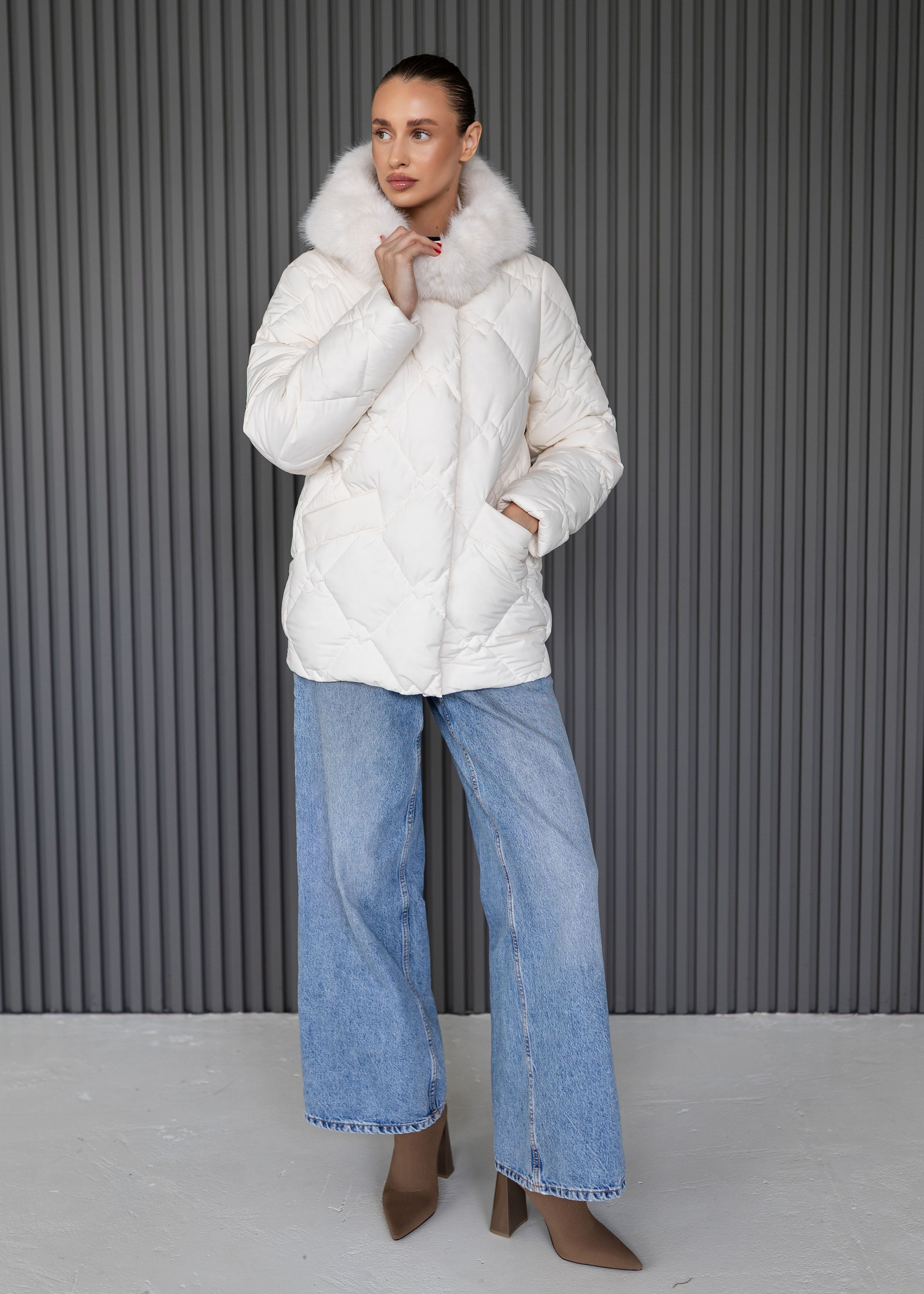 Prabangus žieminis paltas su kailio apykakle – šiluma ir elegancija viename