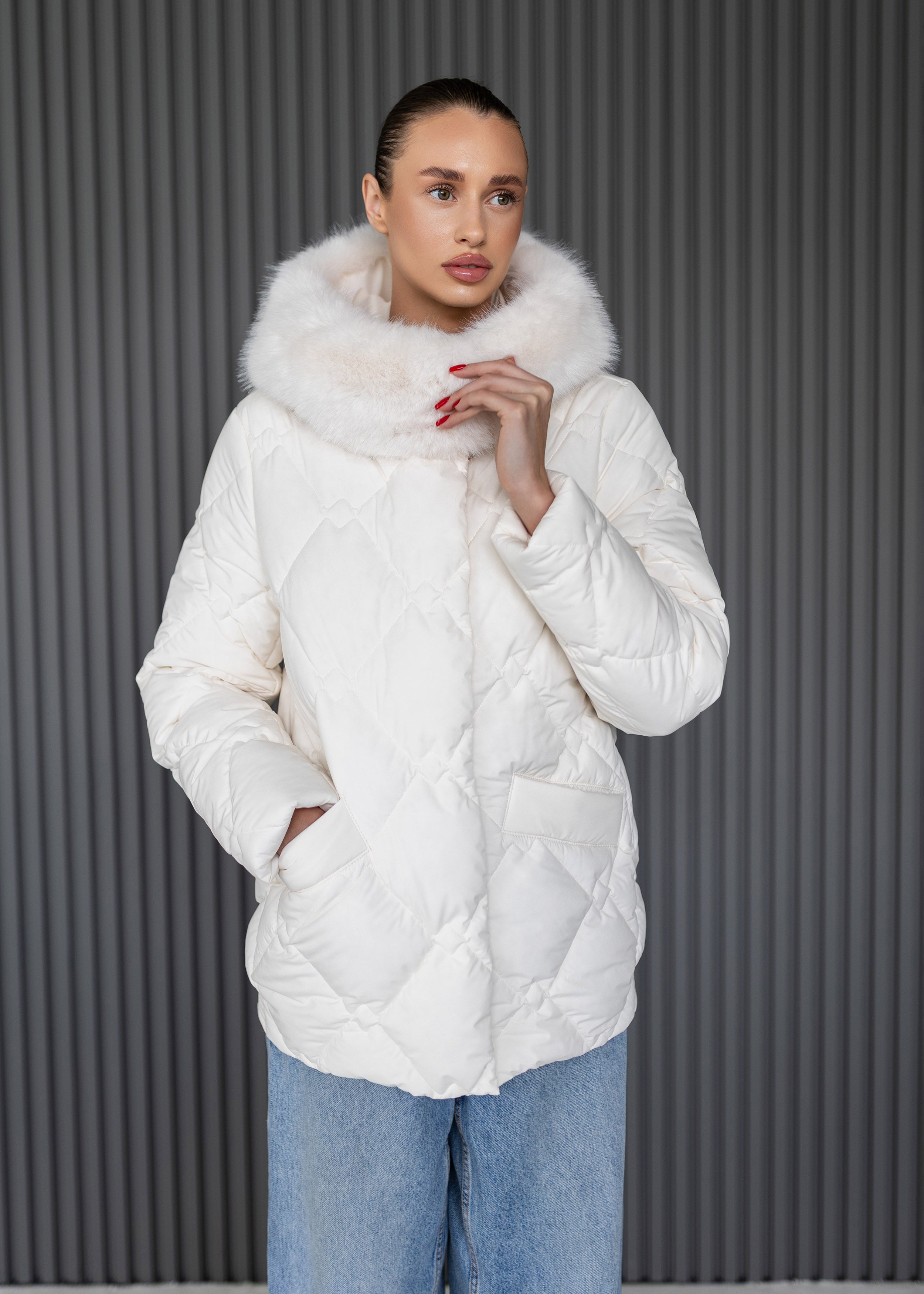 Prabangus žieminis paltas su kailio apykakle – šiluma ir elegancija viename