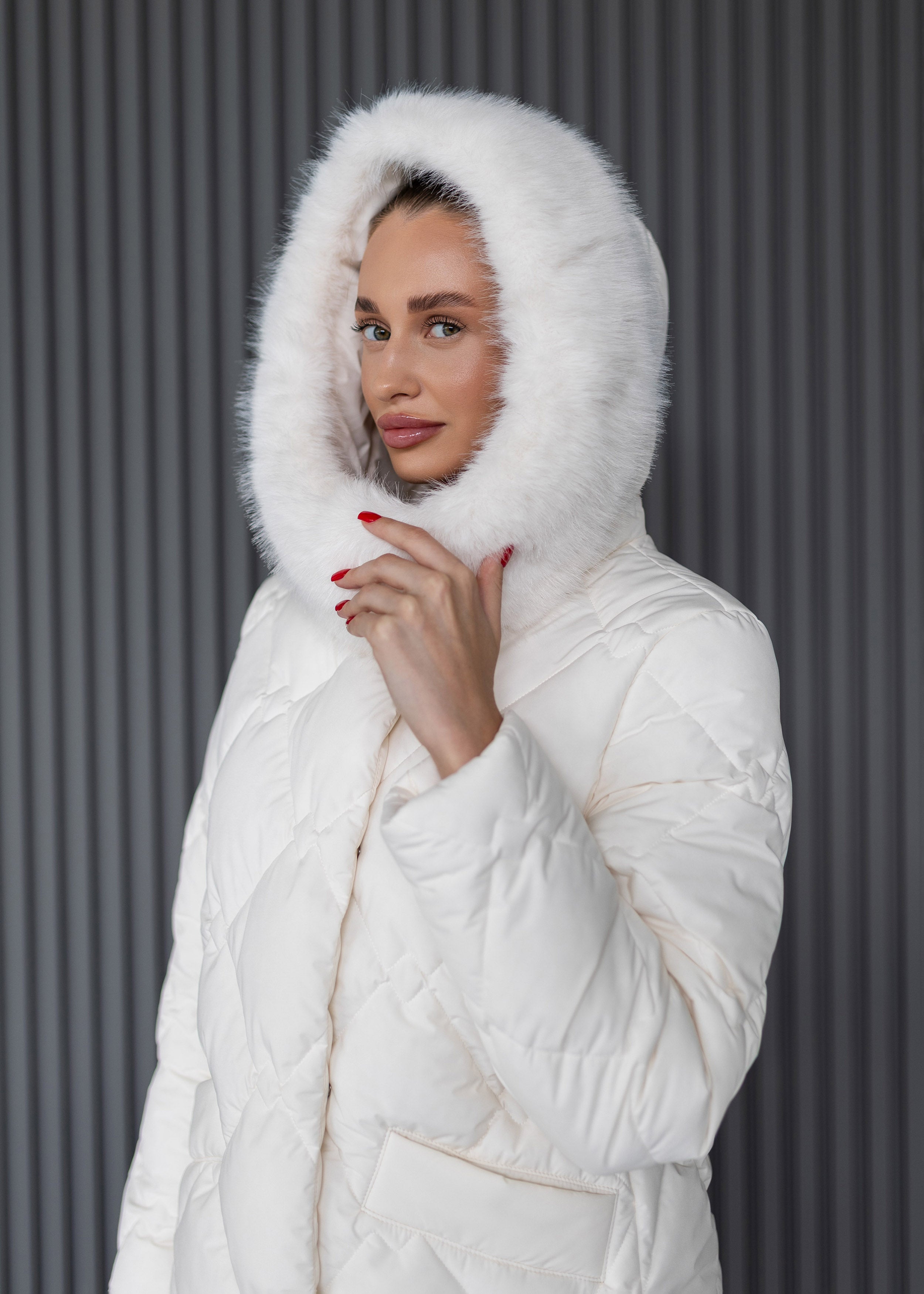 Prabangus žieminis paltas su kailio apykakle – šiluma ir elegancija viename