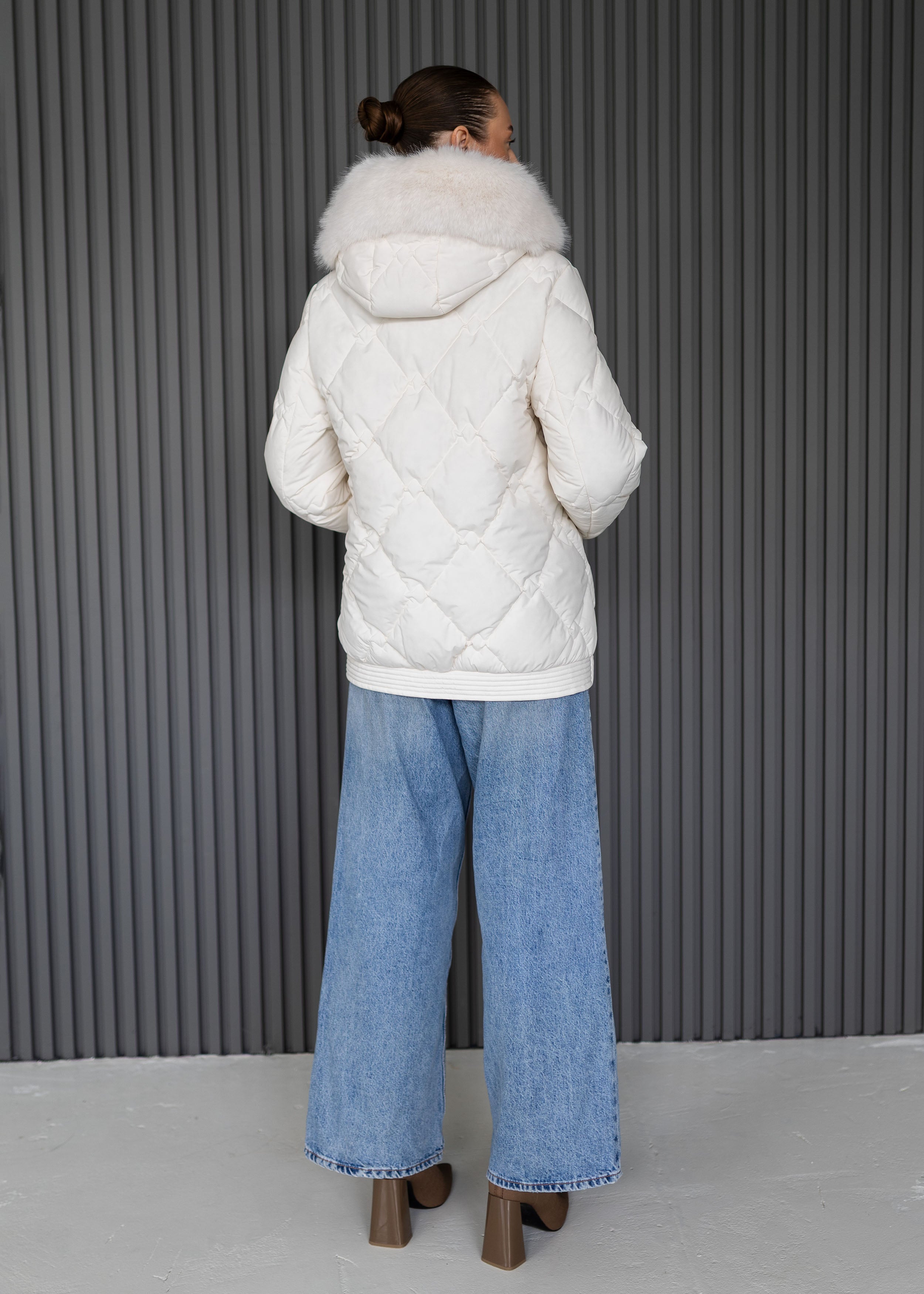 Prabangus žieminis paltas su kailio apykakle – šiluma ir elegancija viename