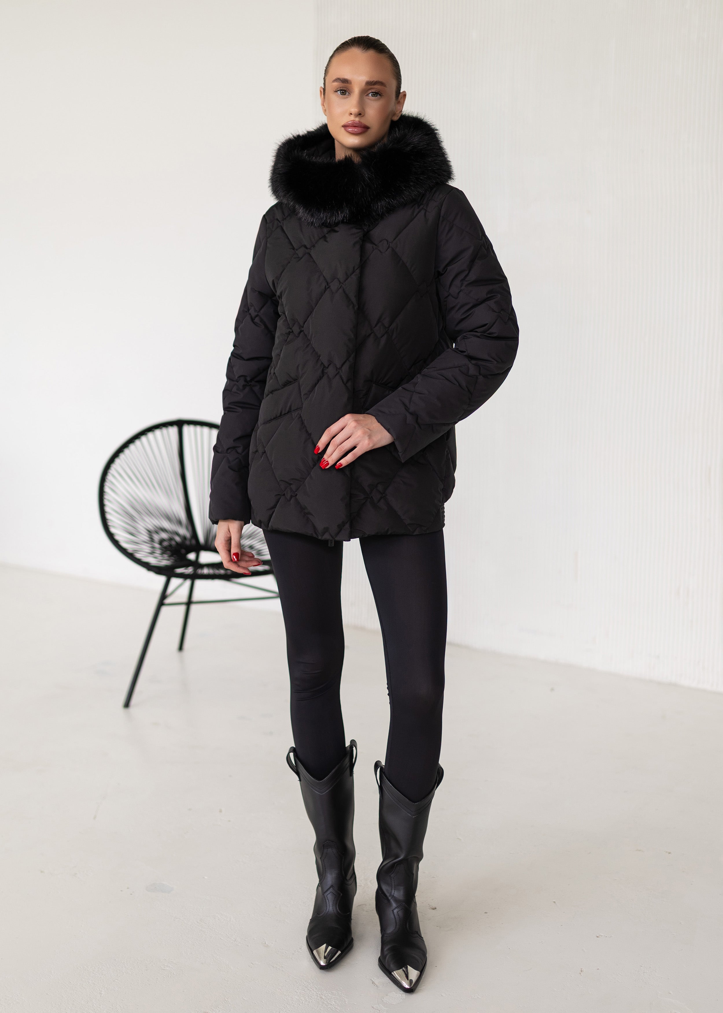 Prabangus žieminis paltas su kailio apykakle – šiluma ir elegancija viename