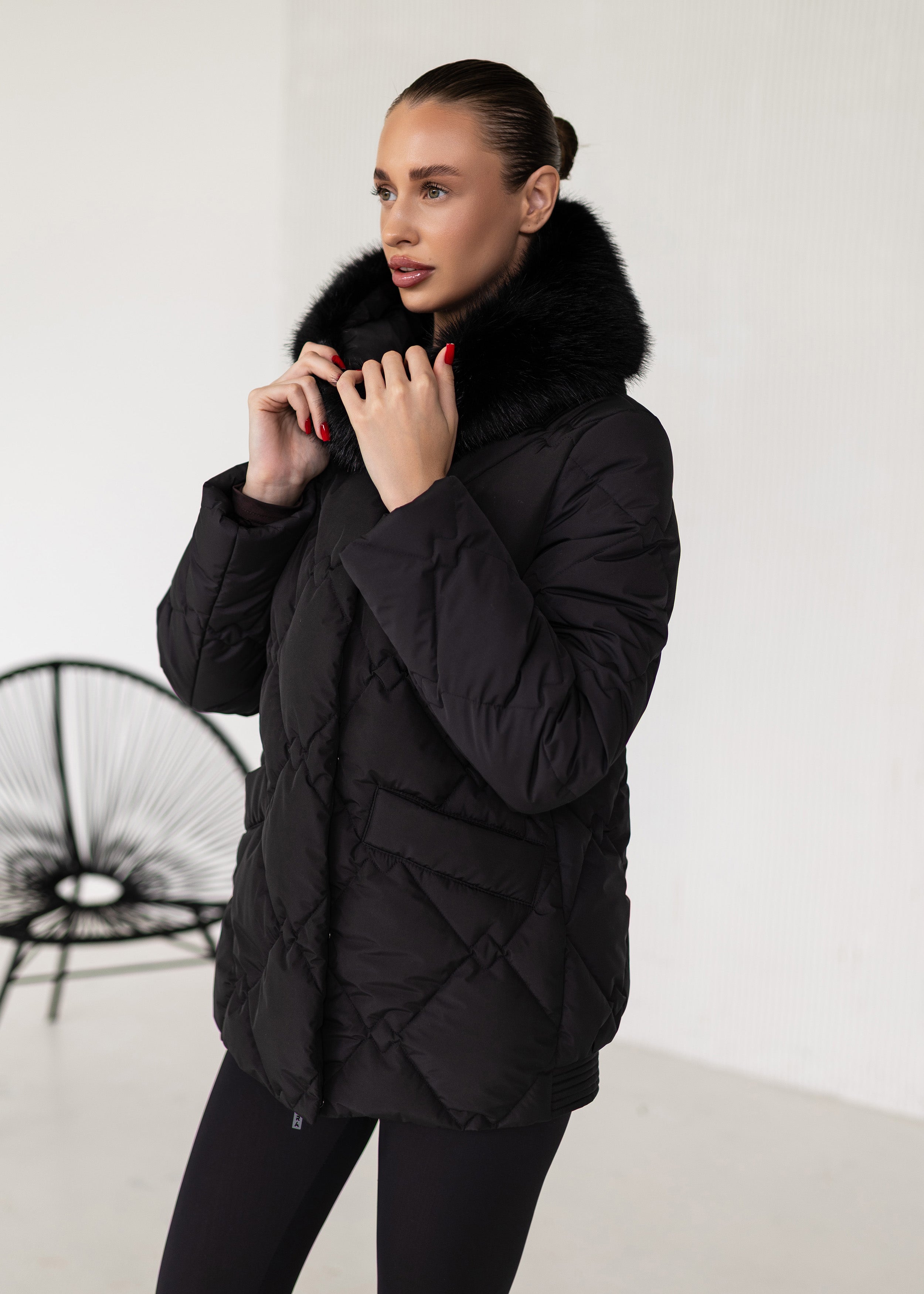 Prabangus žieminis paltas su kailio apykakle – šiluma ir elegancija viename