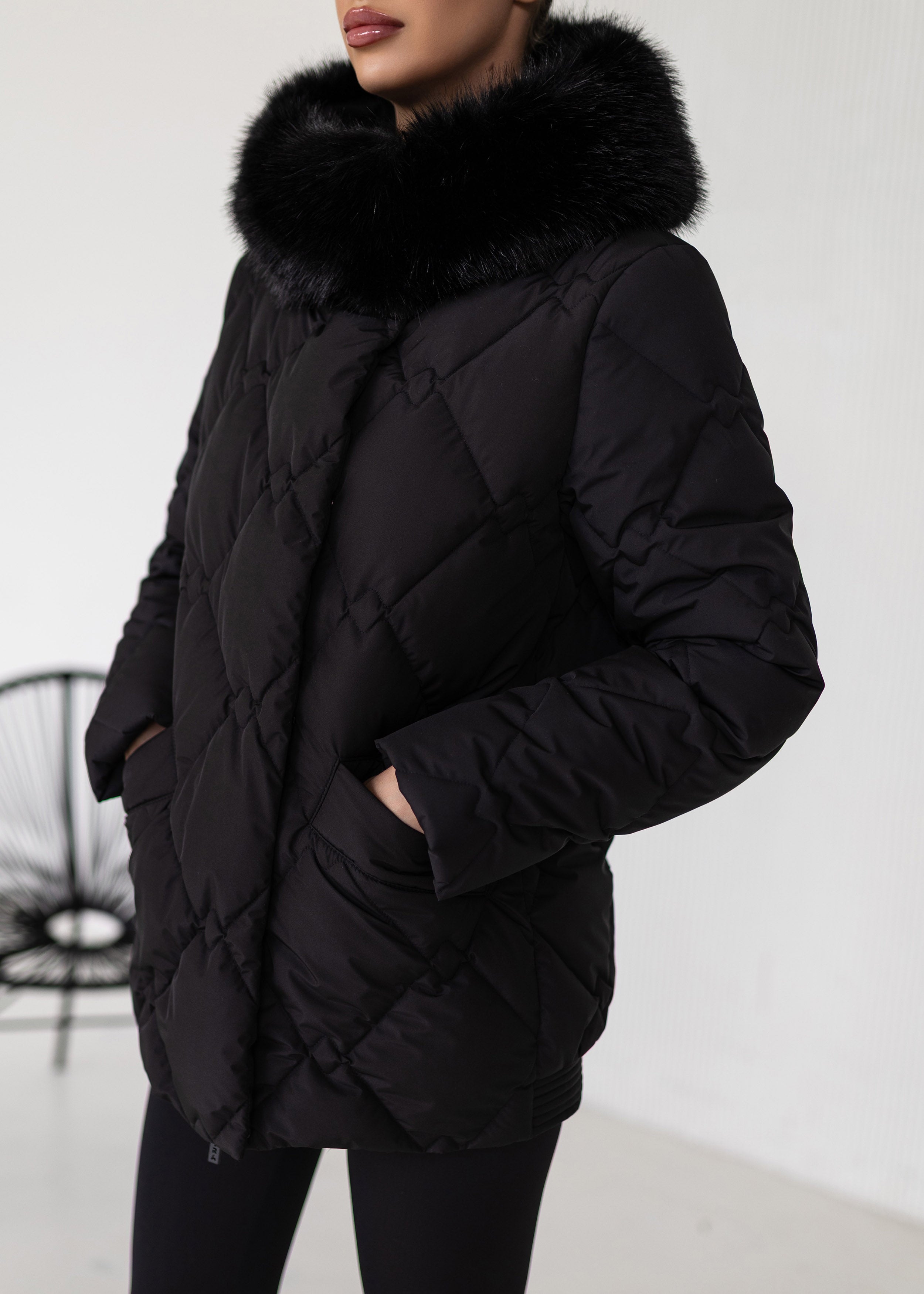 Prabangus žieminis paltas su kailio apykakle – šiluma ir elegancija viename