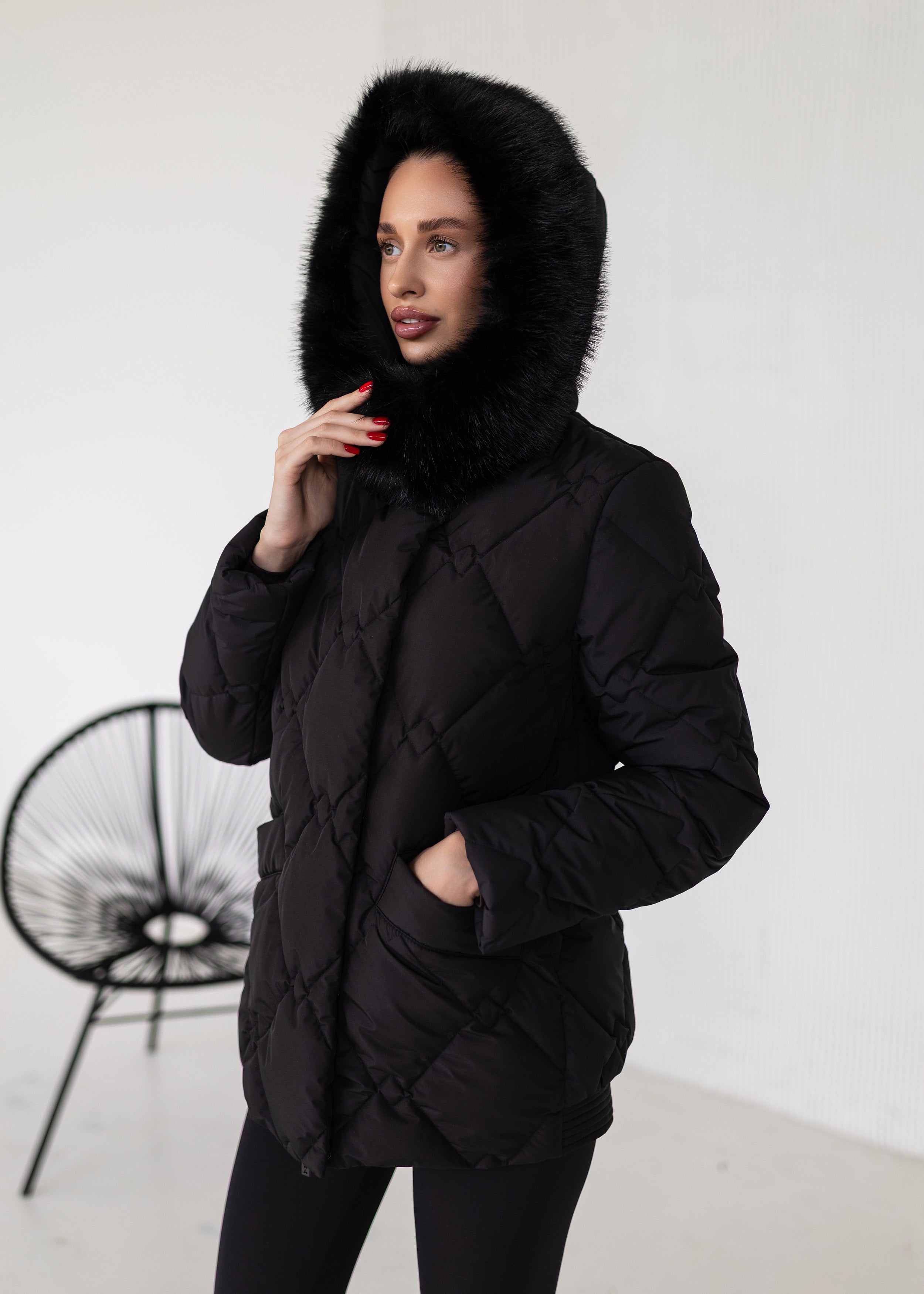 Prabangus žieminis paltas su kailio apykakle – šiluma ir elegancija viename