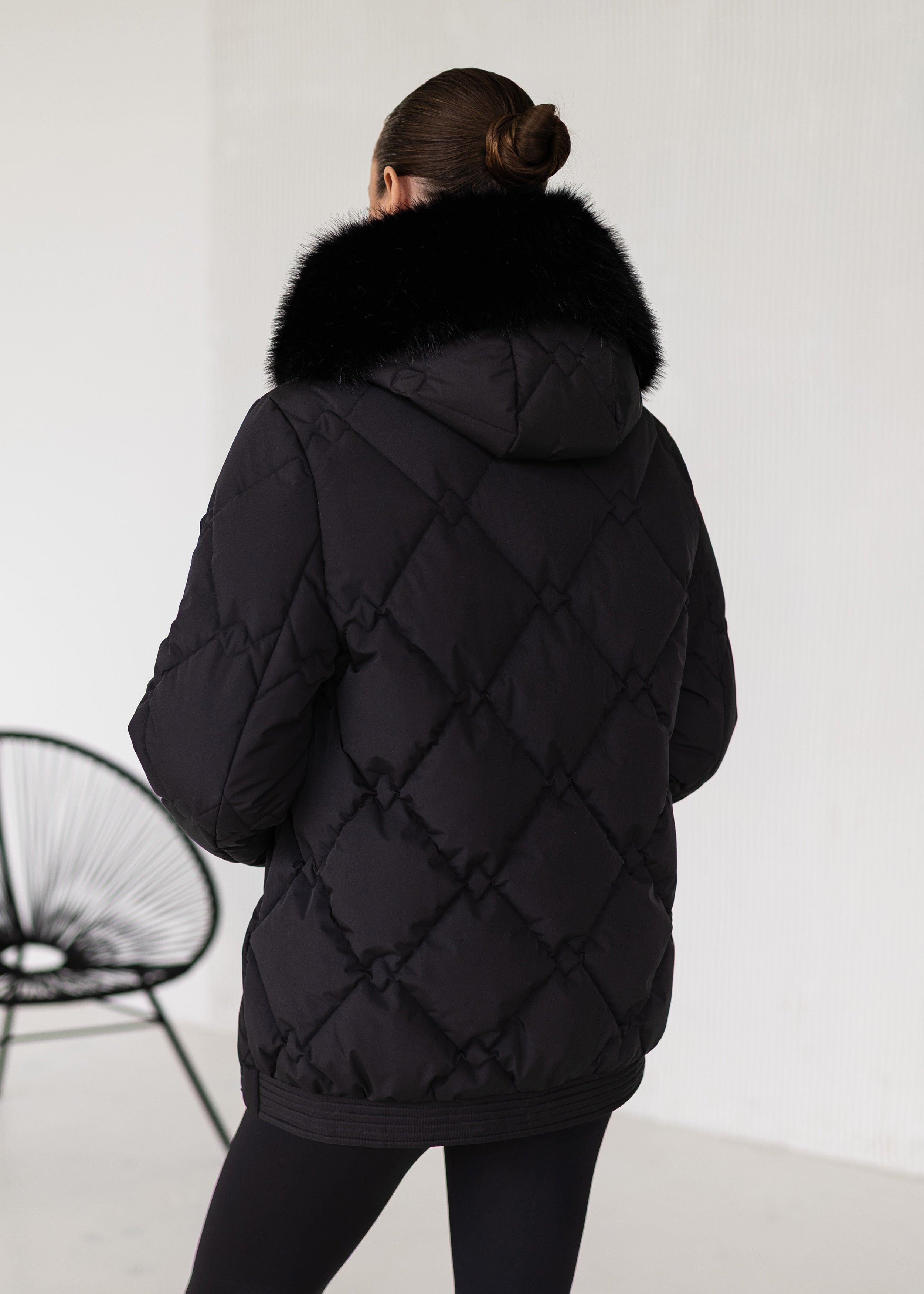 Prabangus žieminis paltas su kailio apykakle – šiluma ir elegancija viename