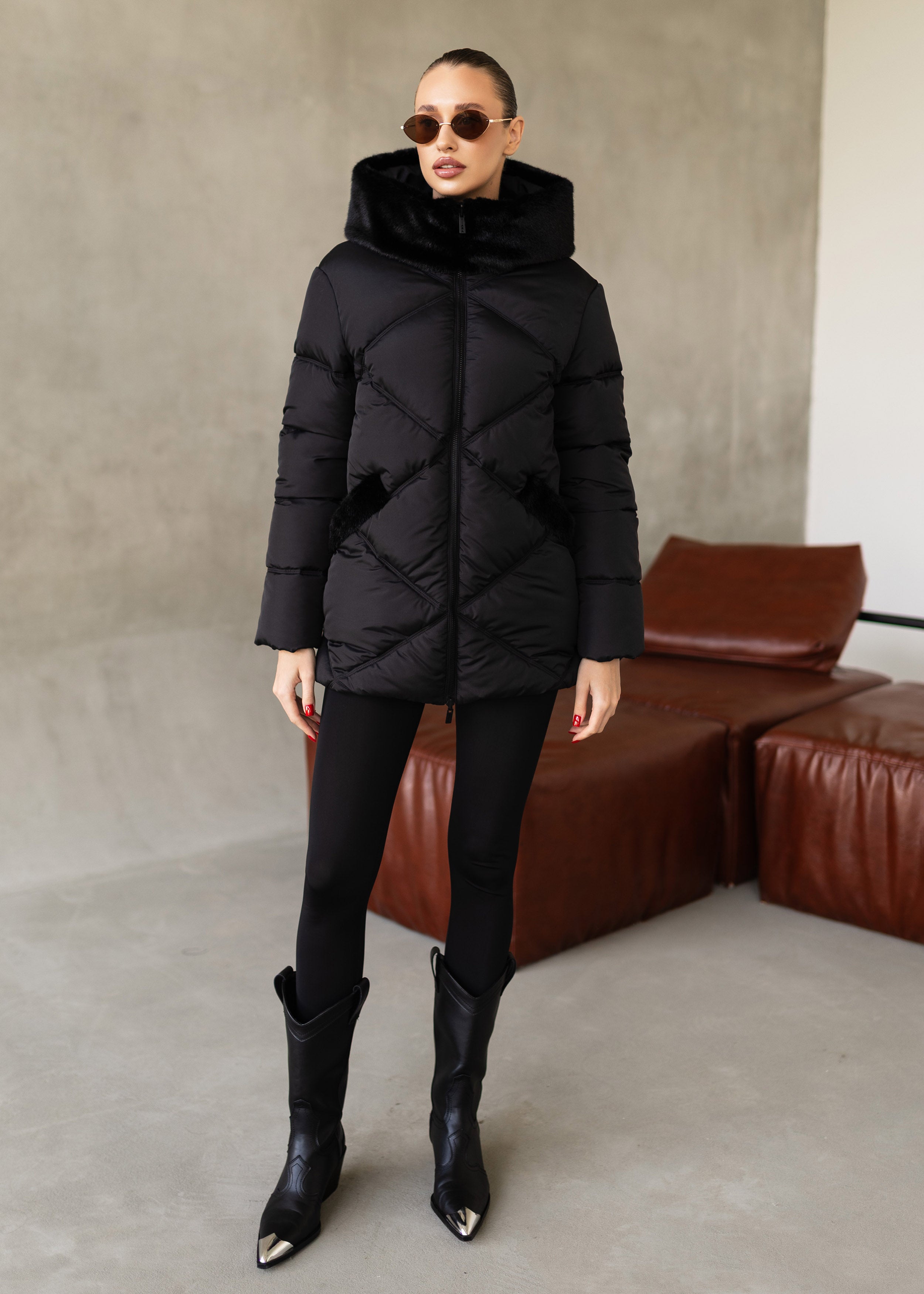 Žieminė striukė su diržu ir kailio detalėmis, juoda