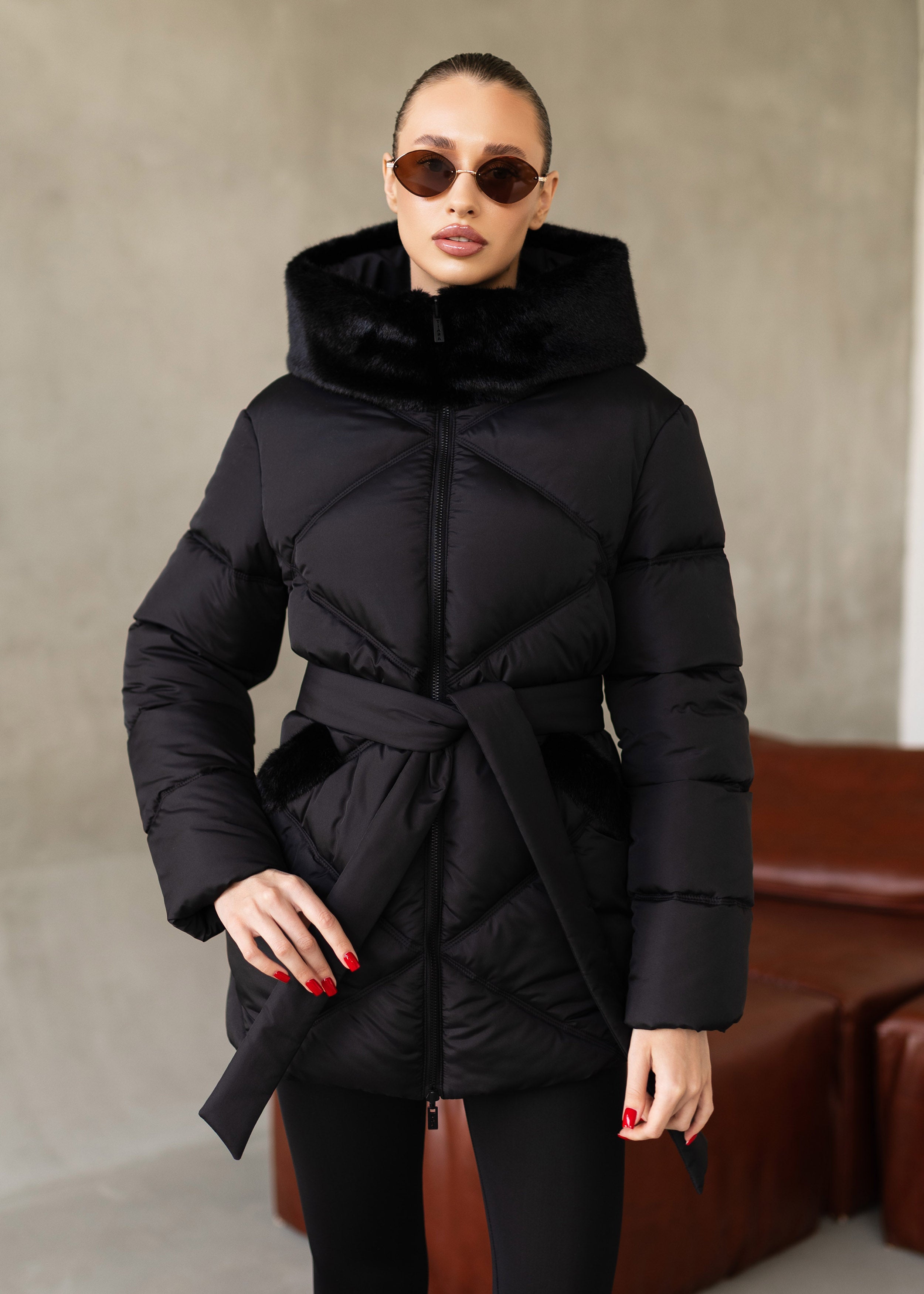 Žieminė striukė su diržu ir kailio detalėmis, juoda