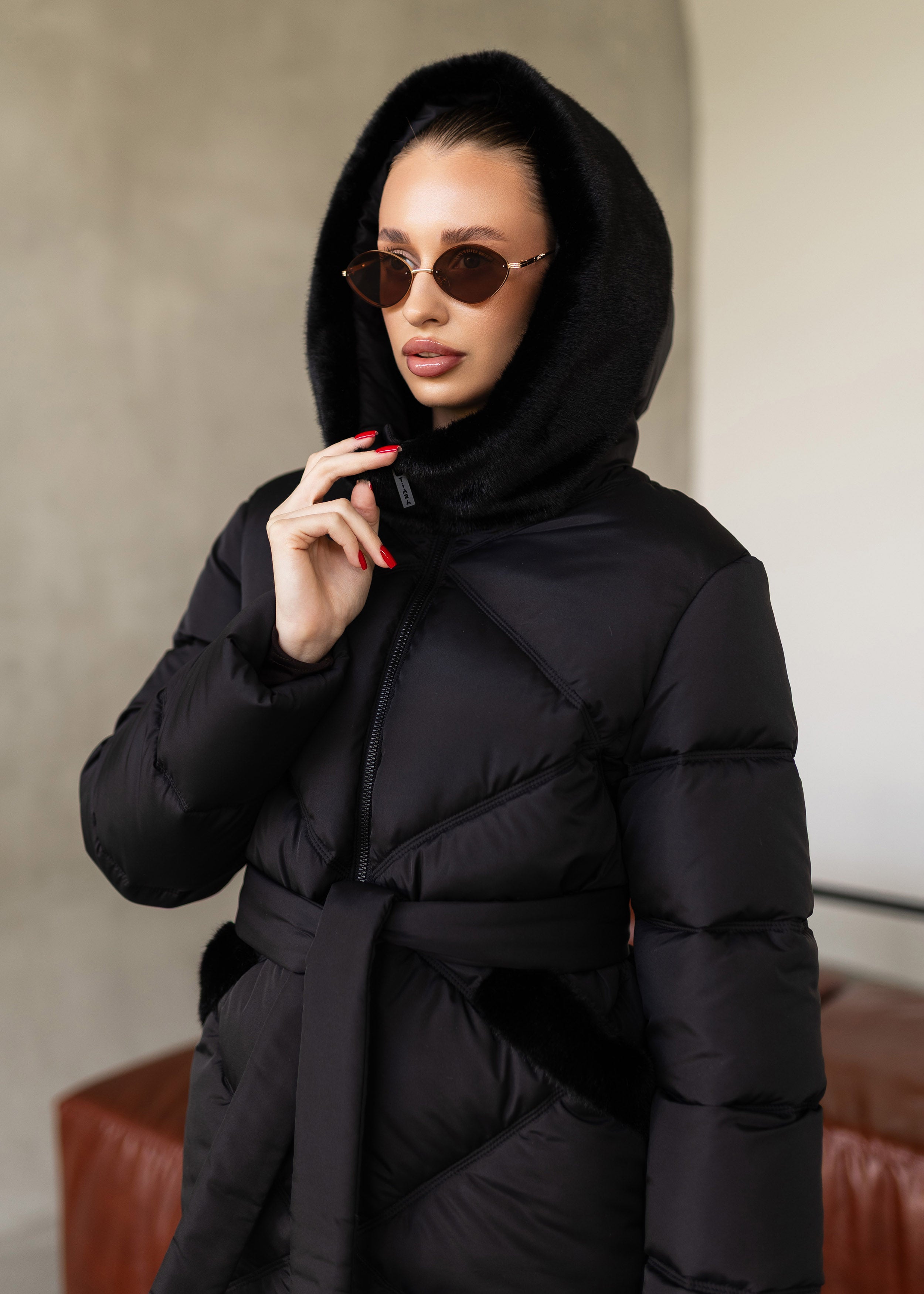 Žieminė striukė su diržu ir kailio detalėmis, juoda