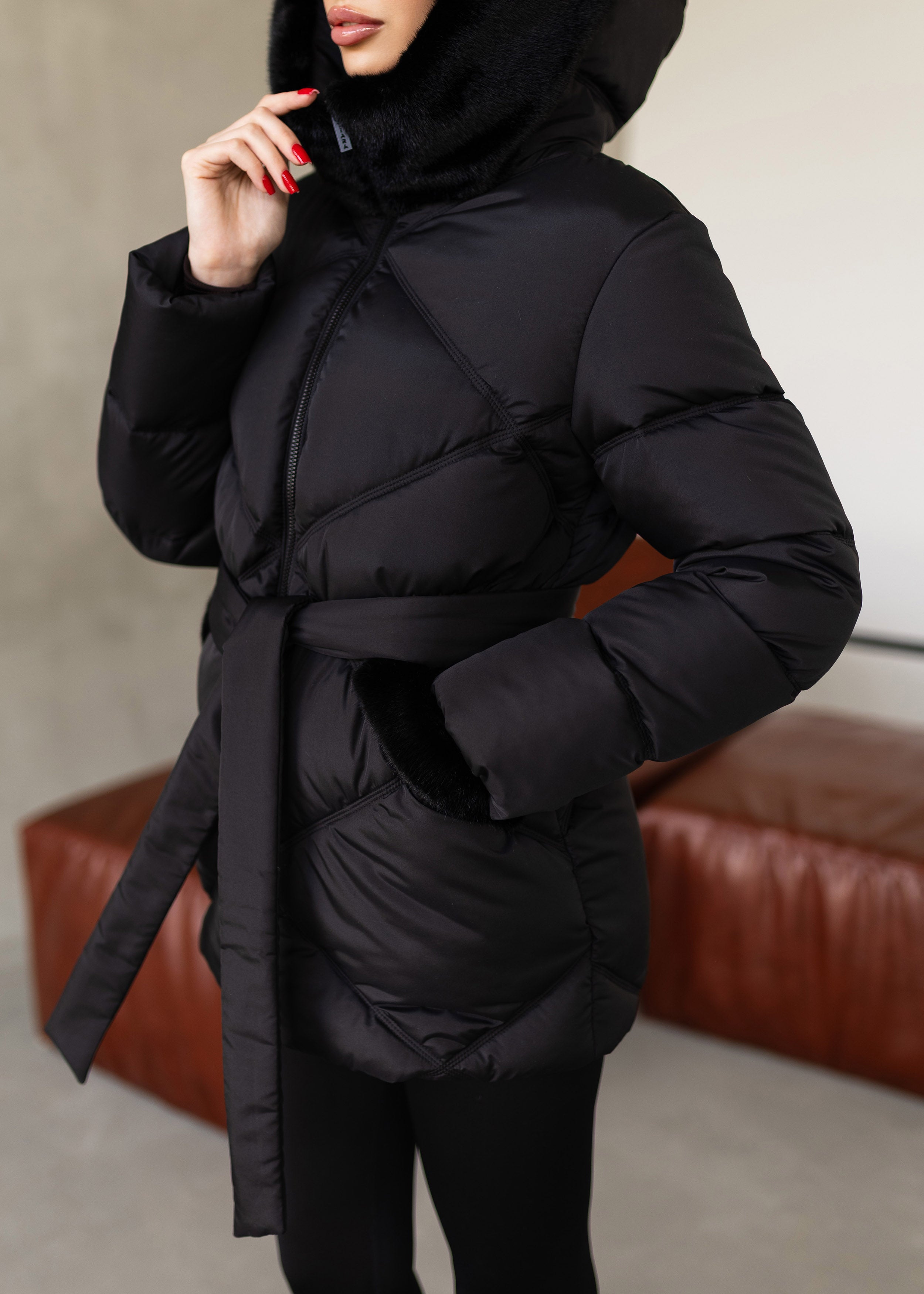 Žieminė striukė su diržu ir kailio detalėmis, juoda