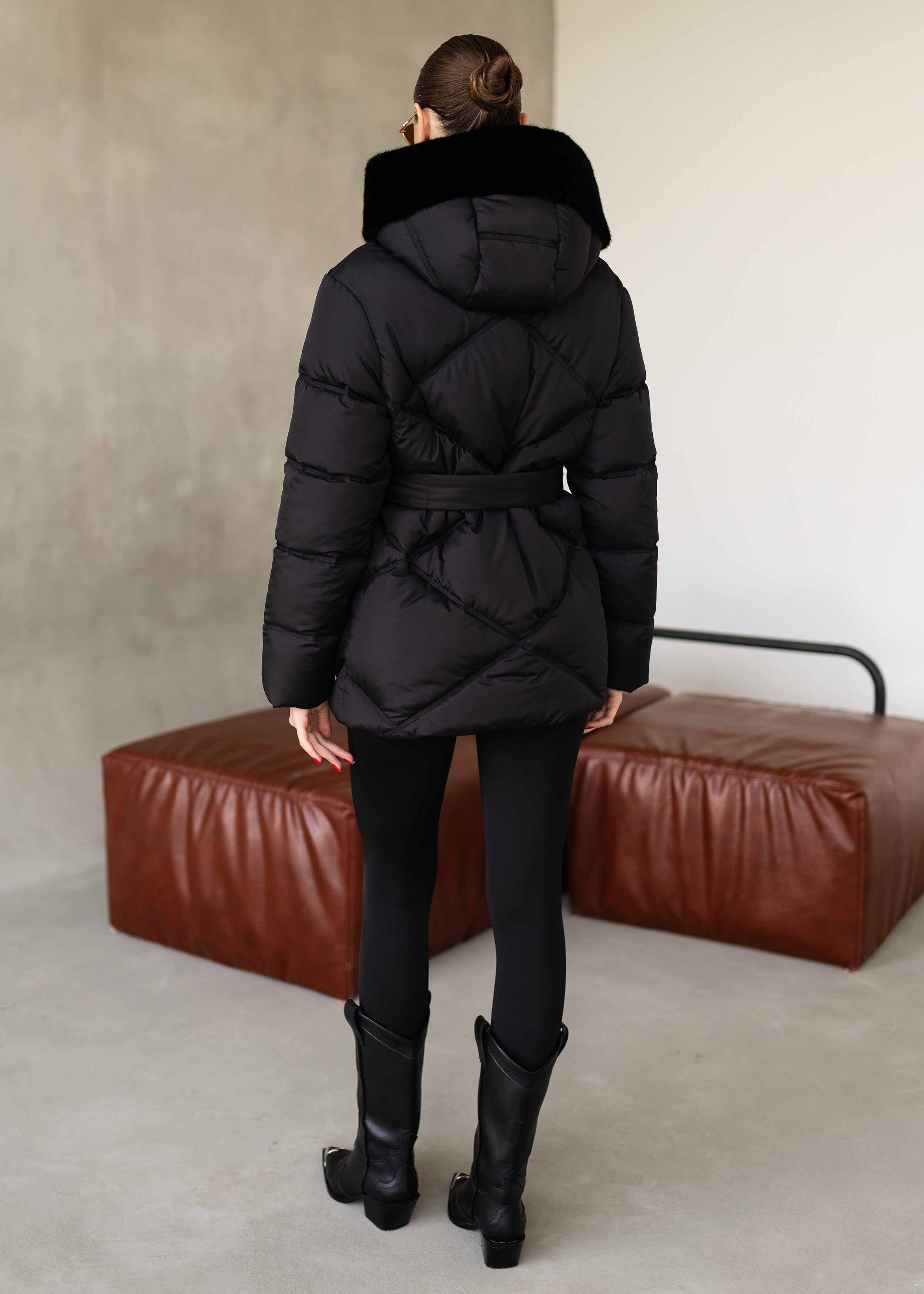 Žieminė striukė su diržu ir kailio detalėmis, juoda