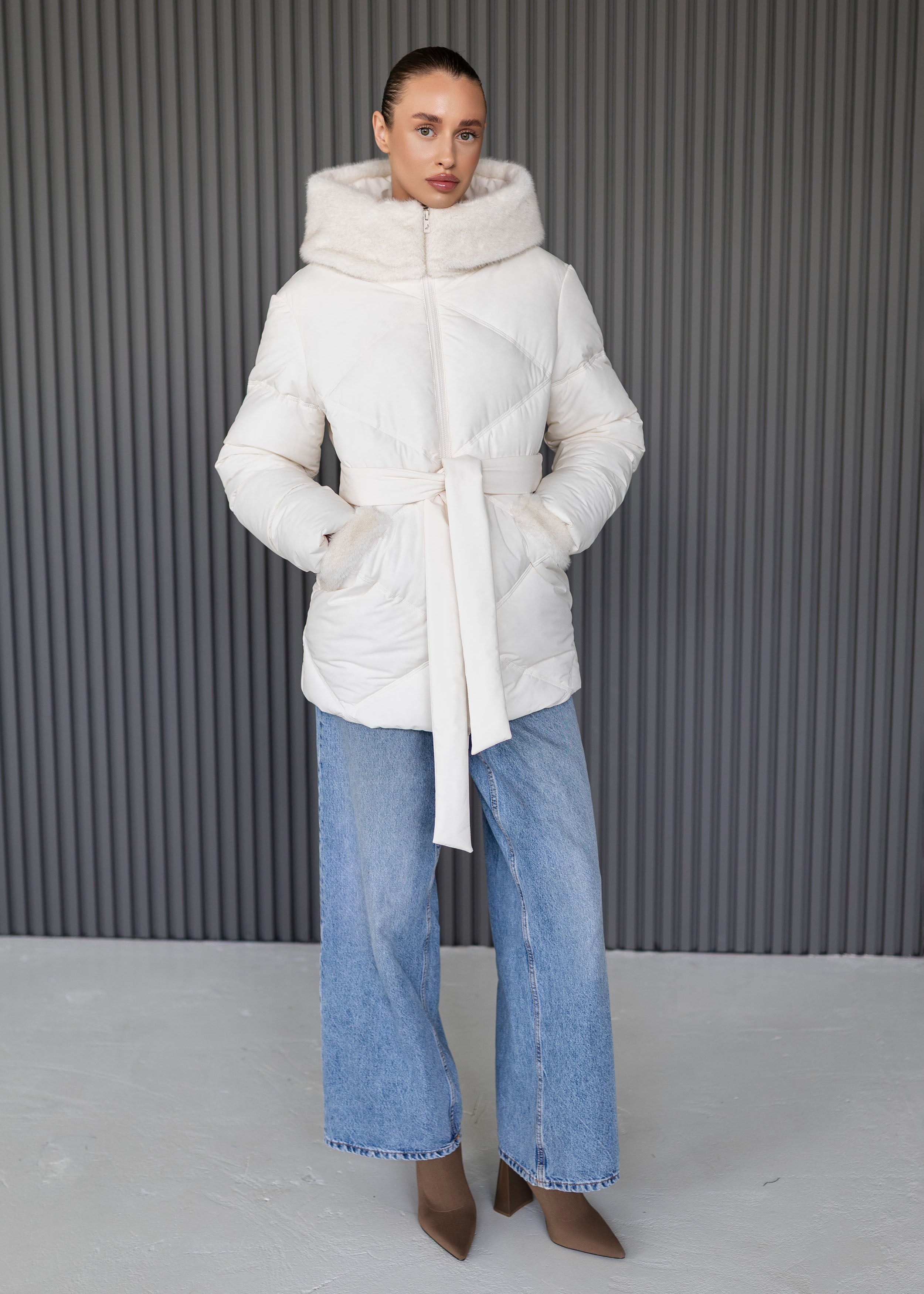 Žieminė striukė su diržu ir kailio detalėmis, balta