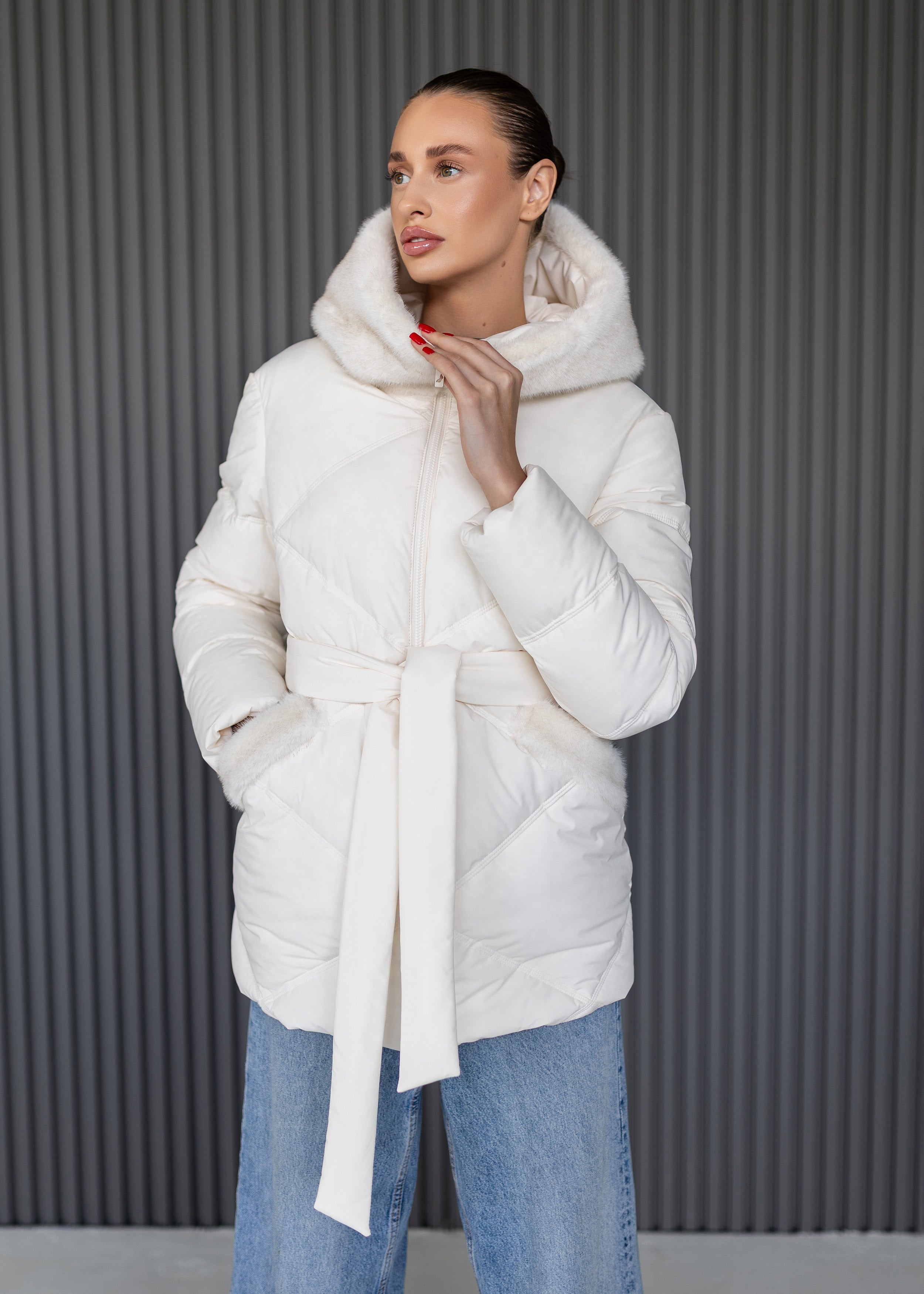 Žieminė striukė su diržu ir kailio detalėmis, balta