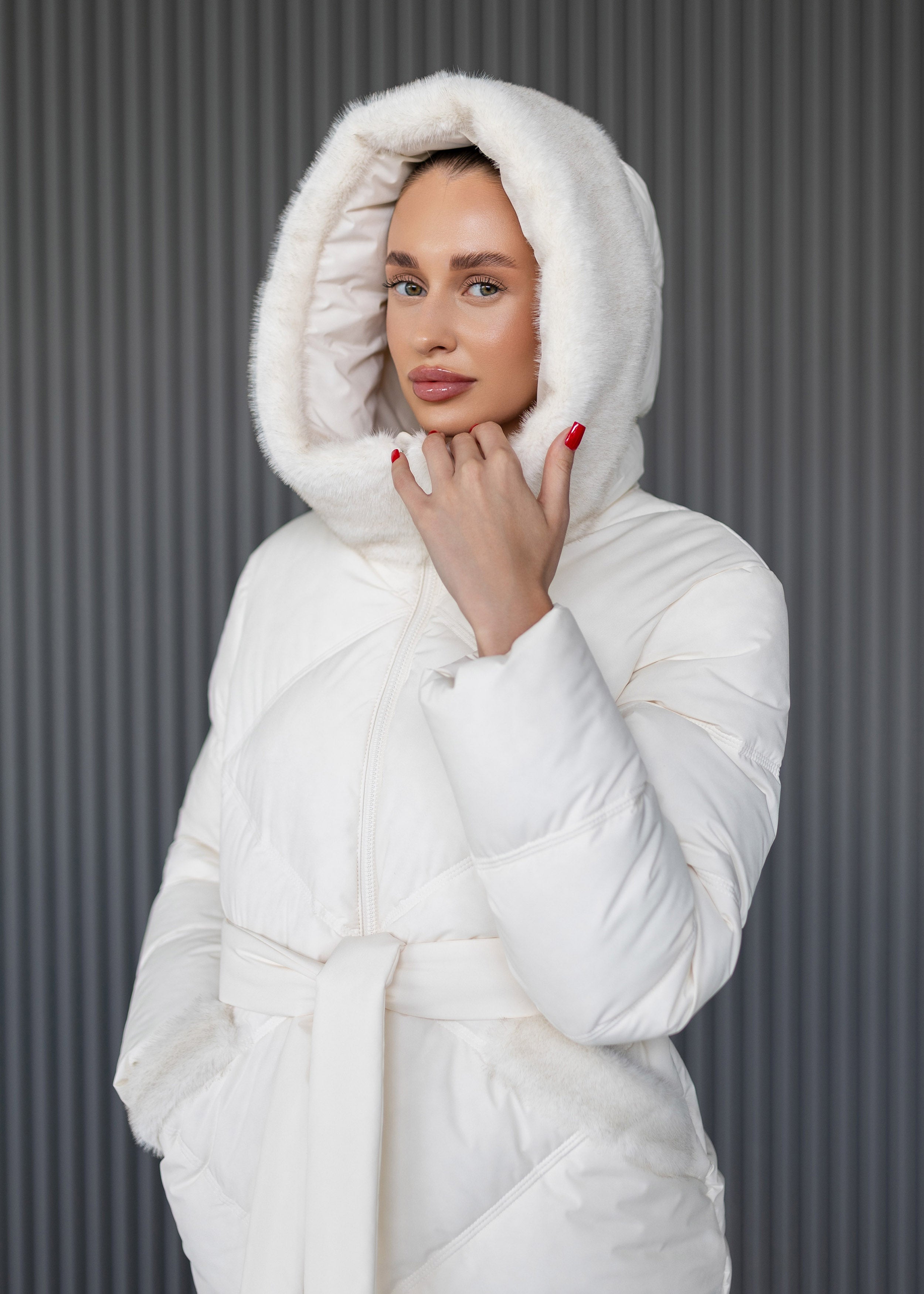 Žieminė striukė su diržu ir kailio detalėmis, balta