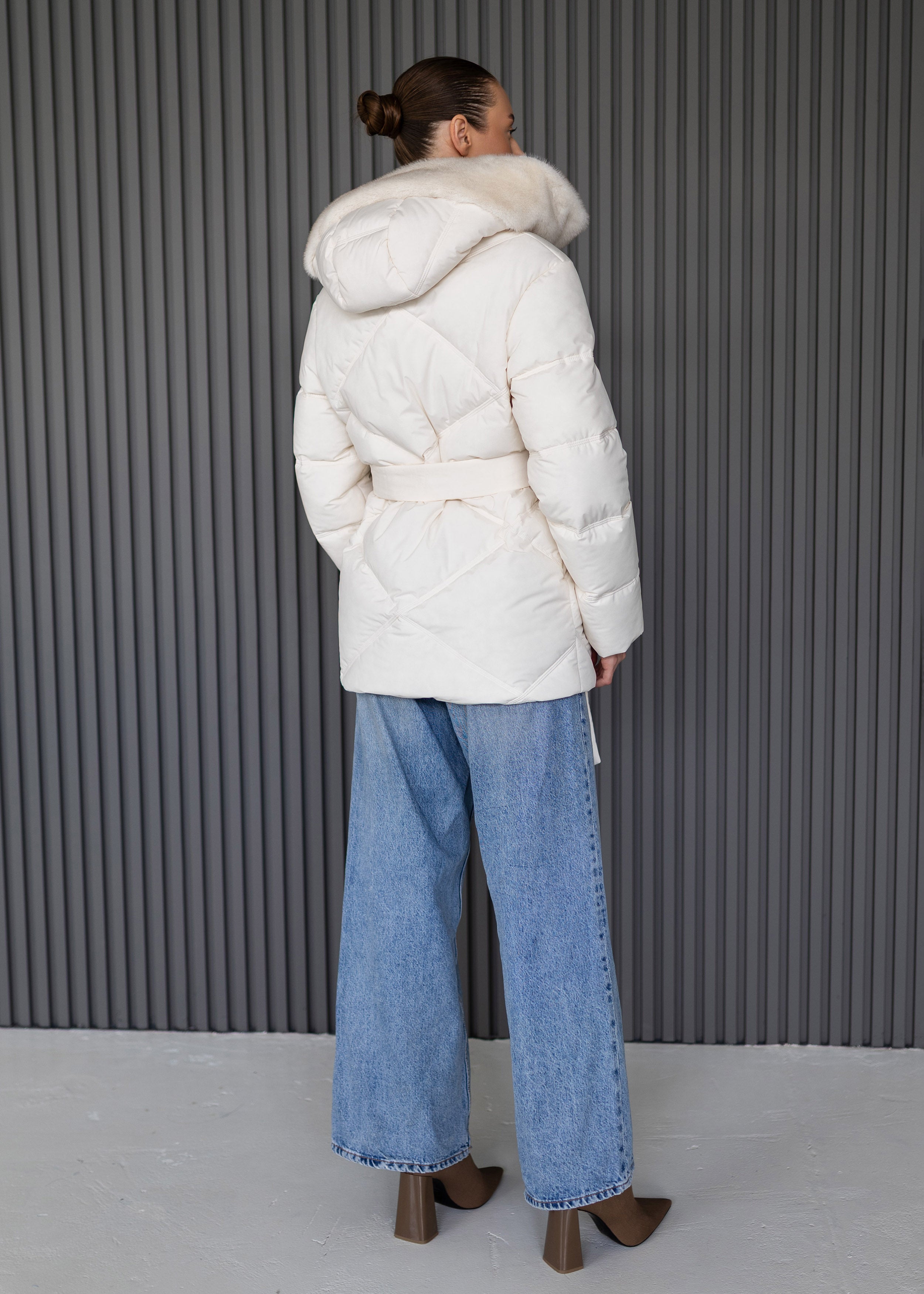 Žieminė striukė su diržu ir kailio detalėmis, balta