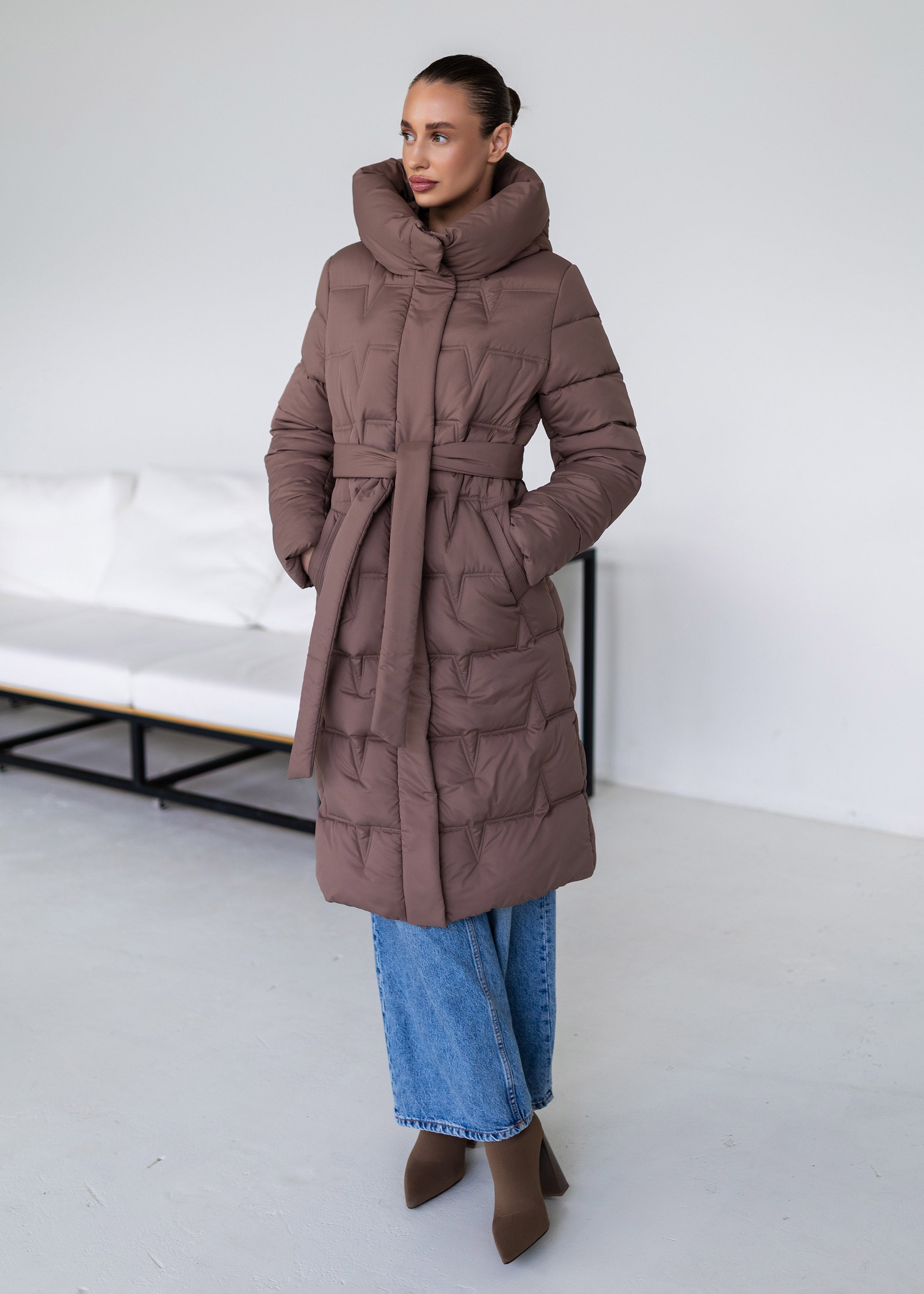 Ilgas pūkinis paltas – elegancijos ir šilumos derinys