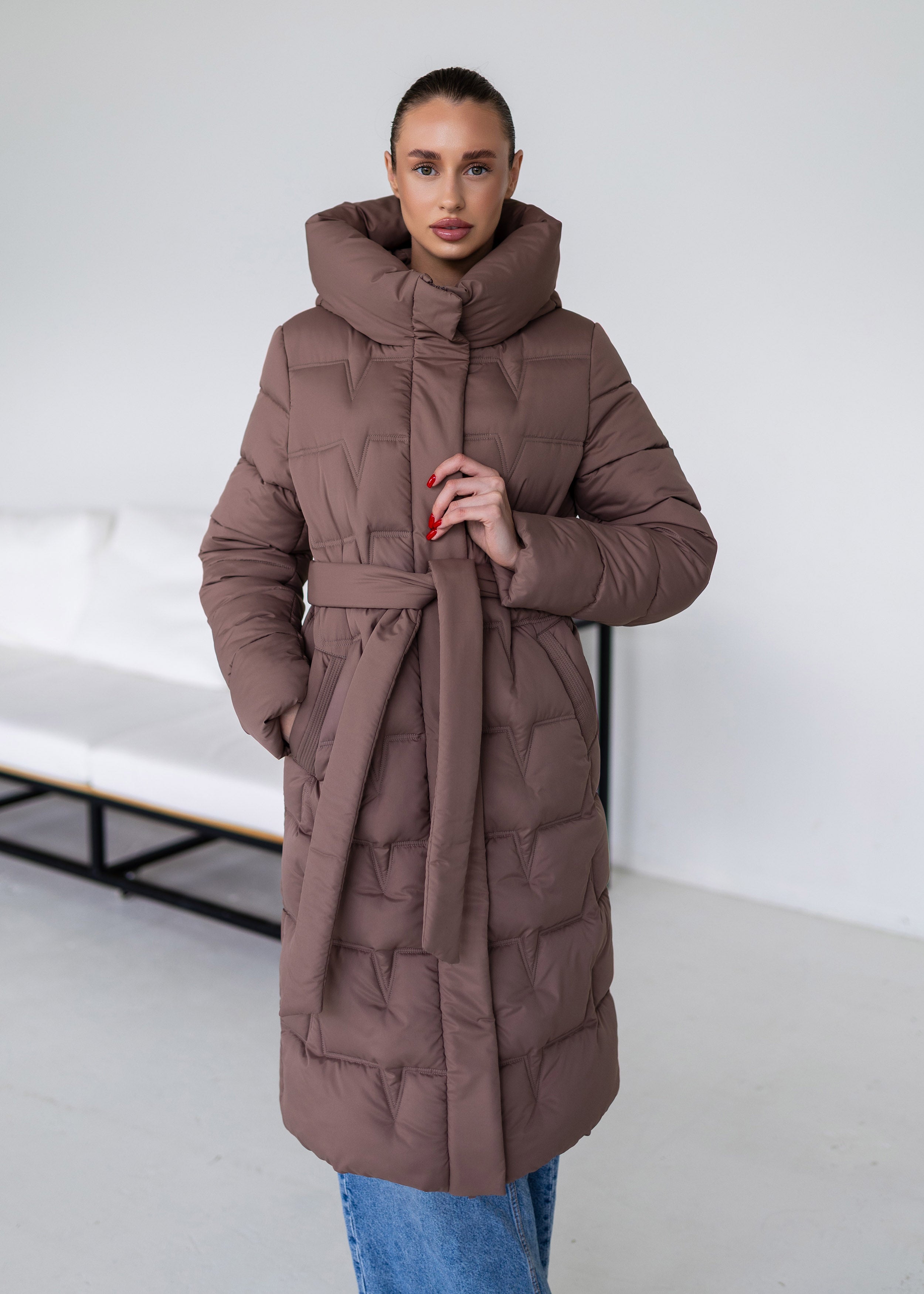 Ilgas pūkinis paltas – elegancijos ir šilumos derinys