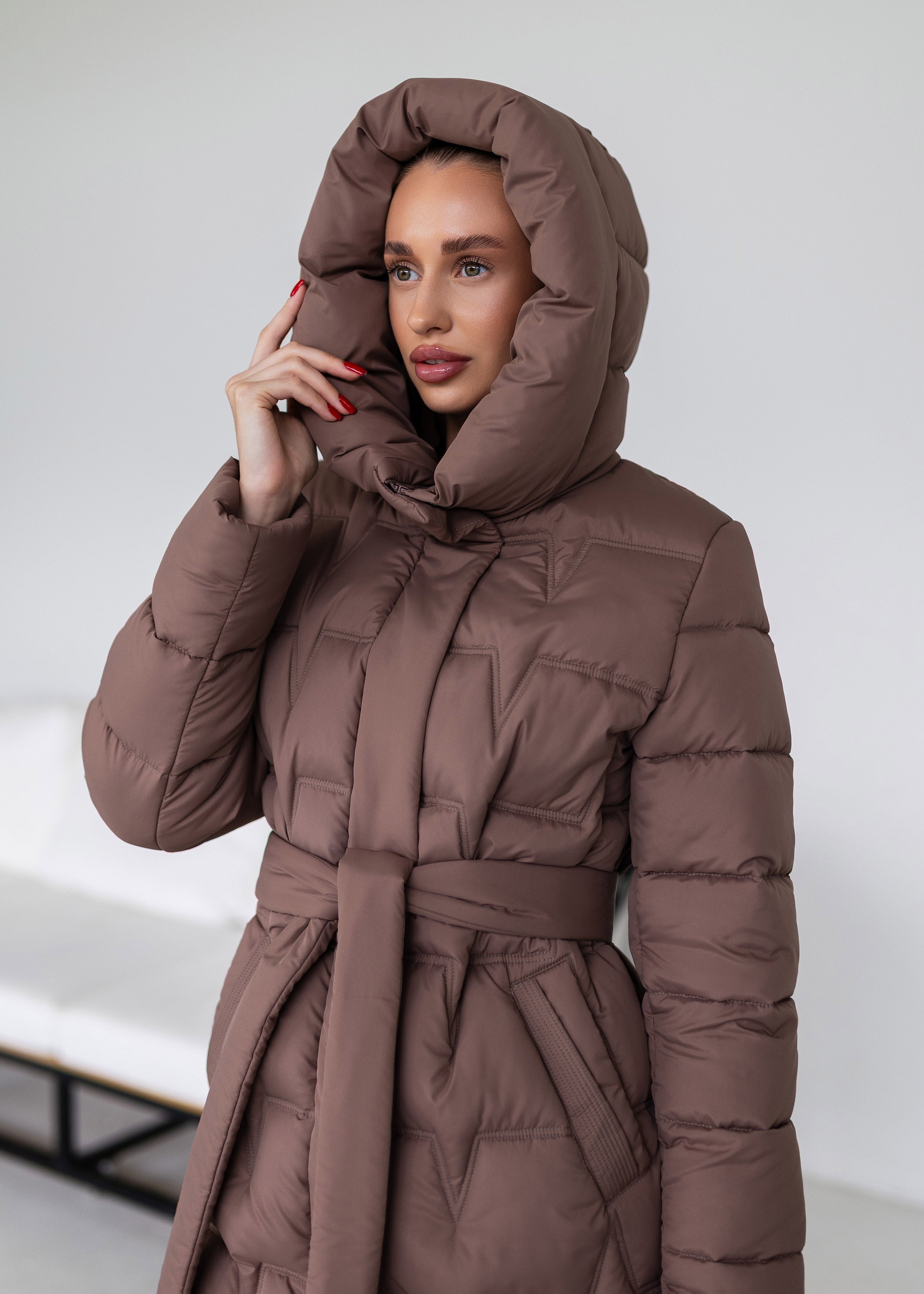 Ilgas pūkinis paltas – elegancijos ir šilumos derinys