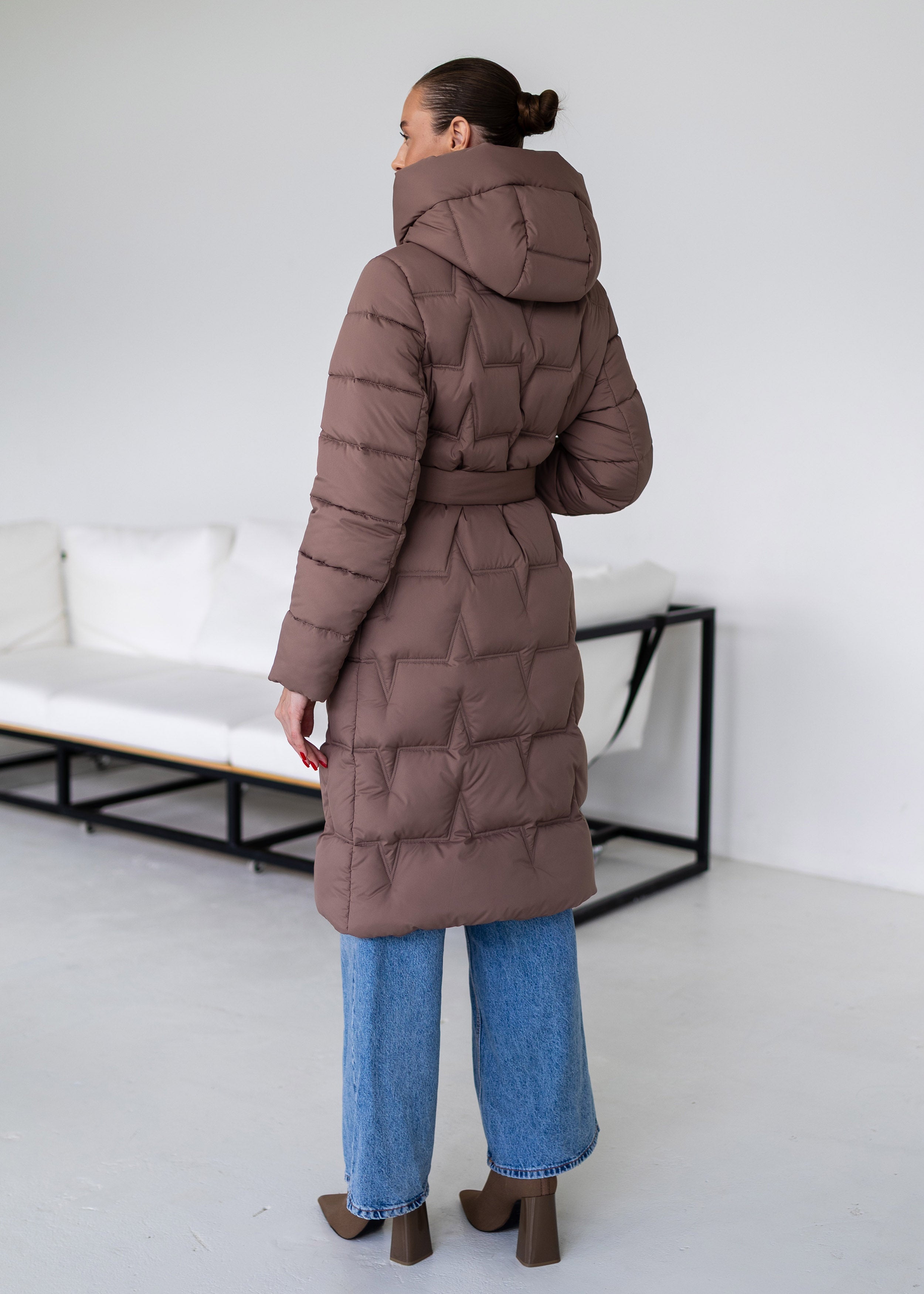 Ilgas pūkinis paltas – elegancijos ir šilumos derinys