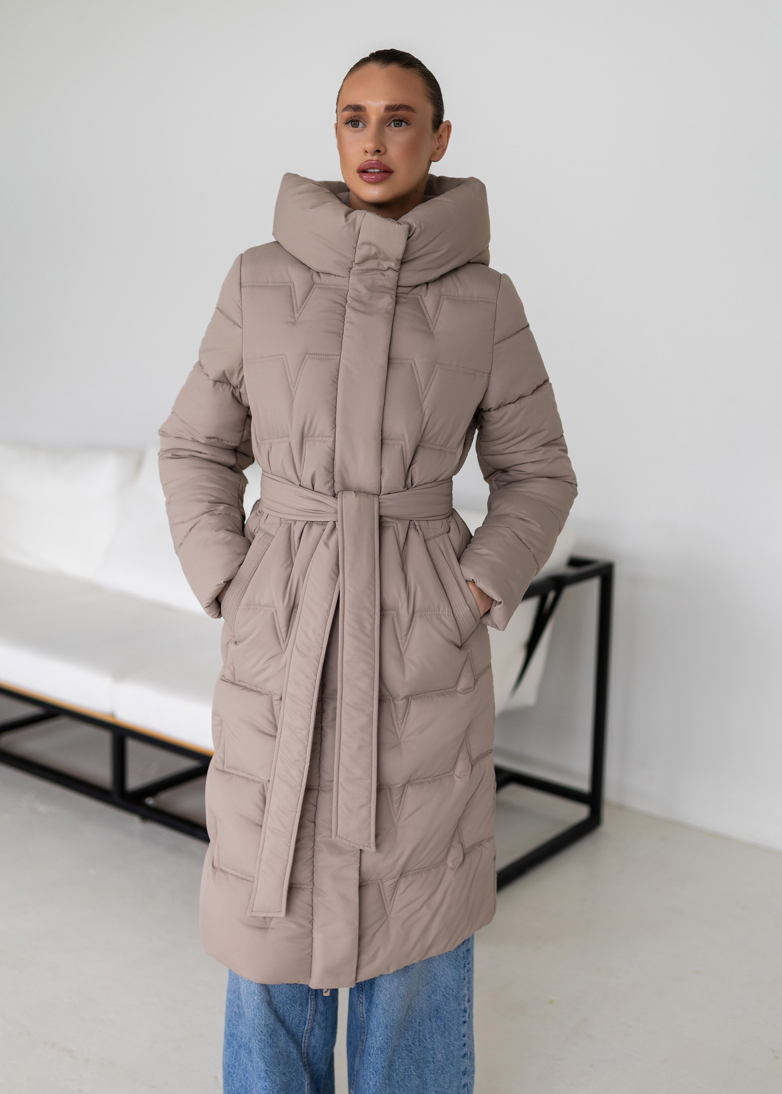 Ilgas pūkinis paltas – elegancijos ir šilumos derinys