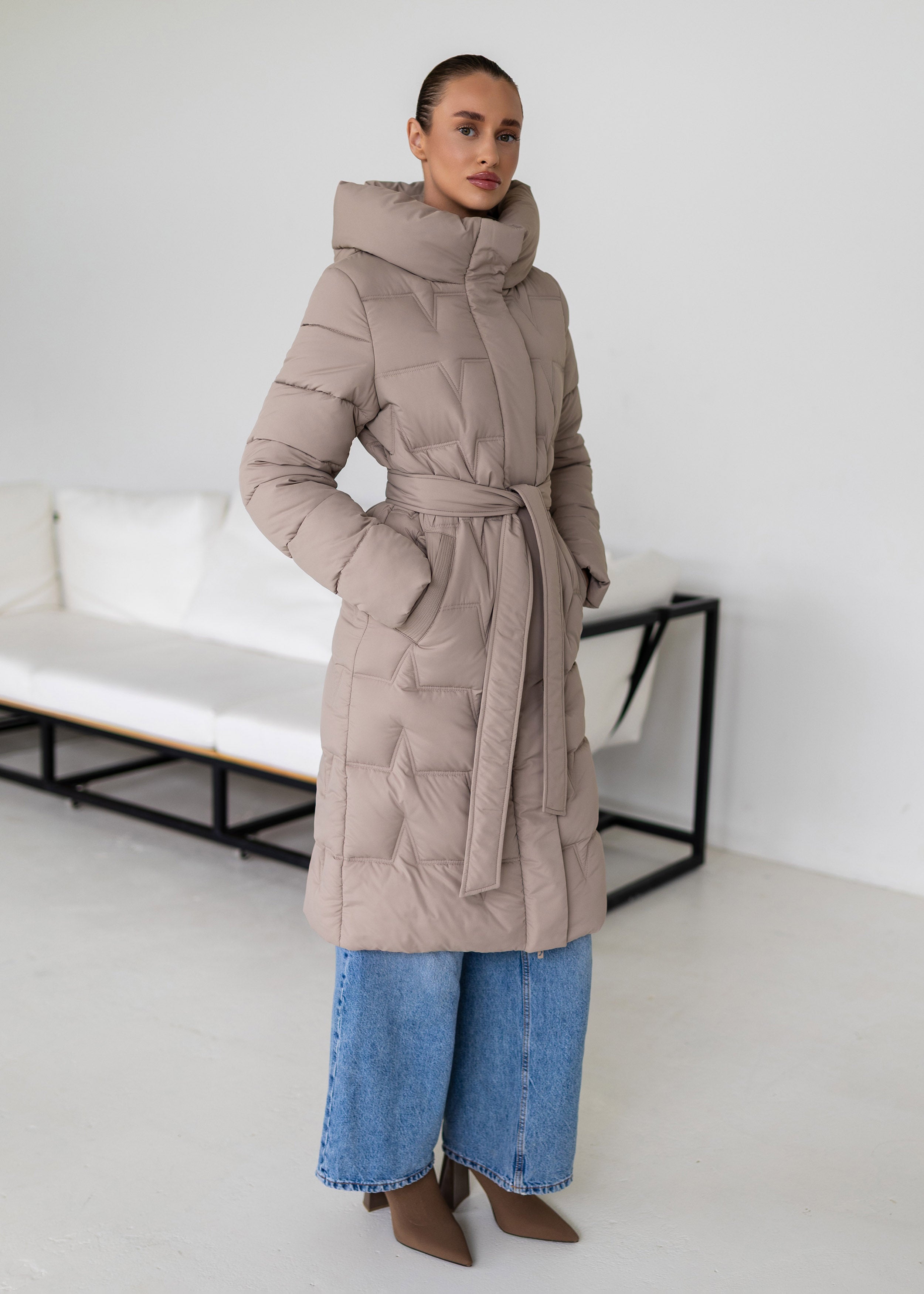 Ilgas pūkinis paltas – elegancijos ir šilumos derinys