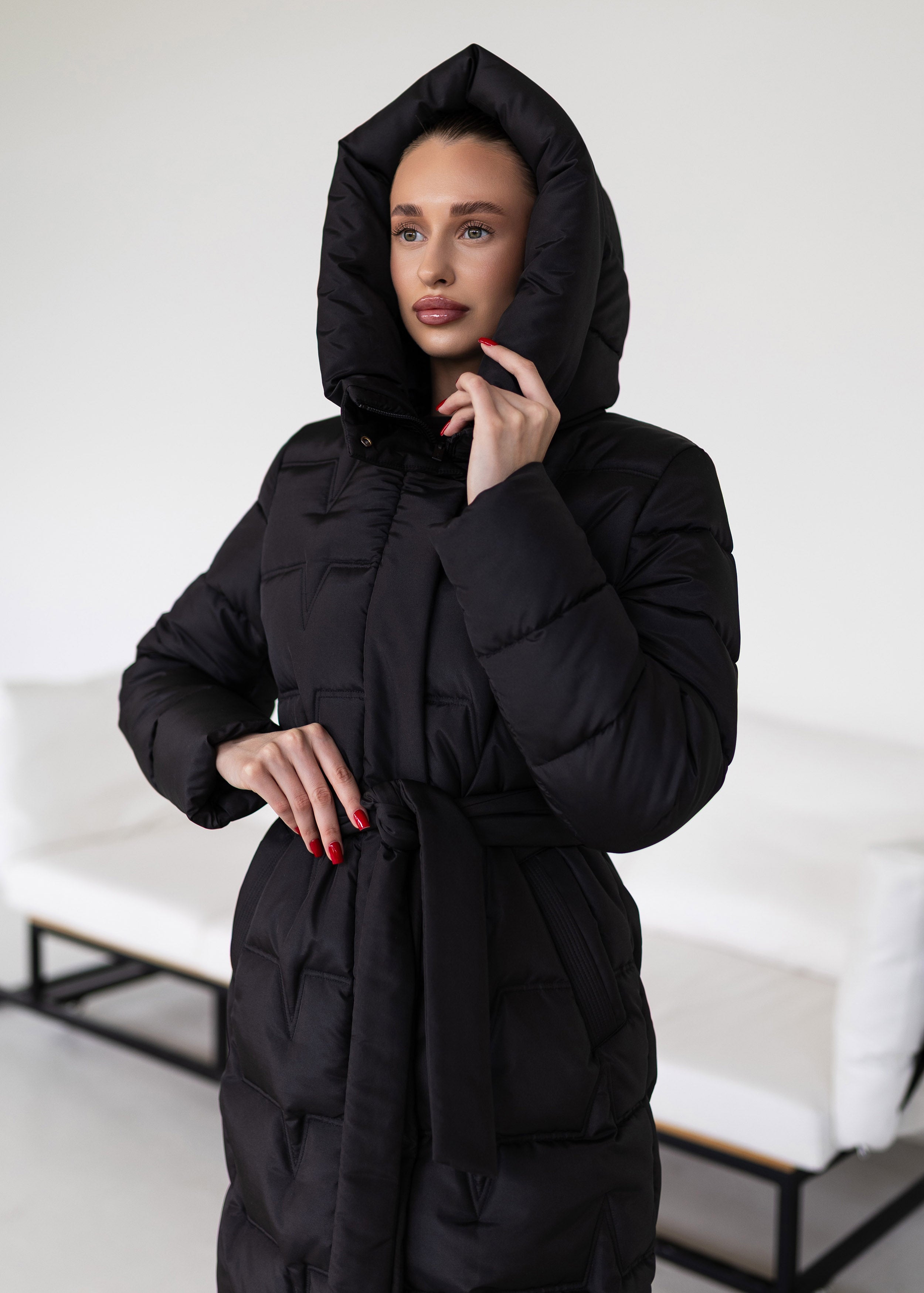 Ilgas pūkinis paltas – elegancijos ir šilumos derinys