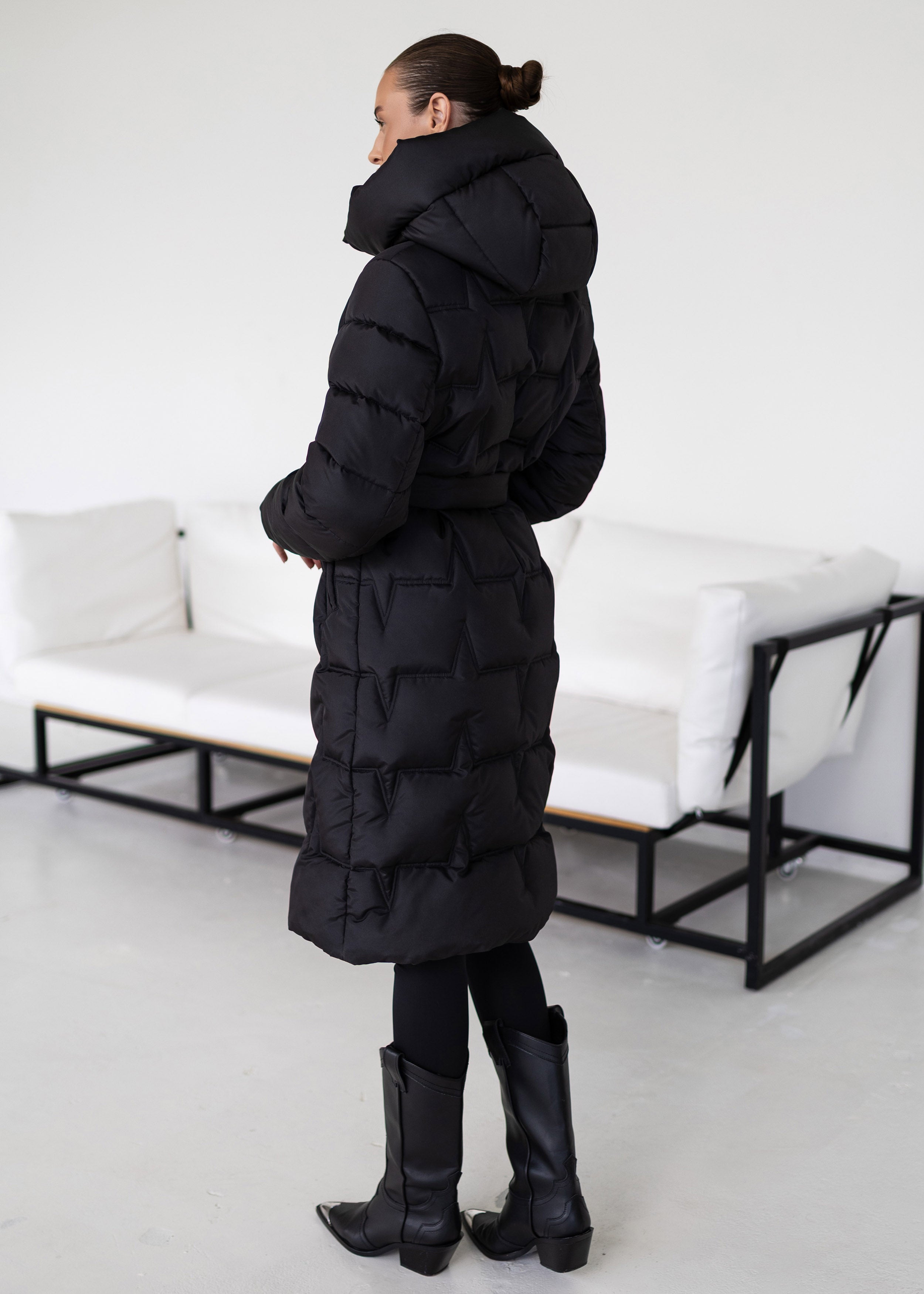 Ilgas pūkinis paltas – elegancijos ir šilumos derinys