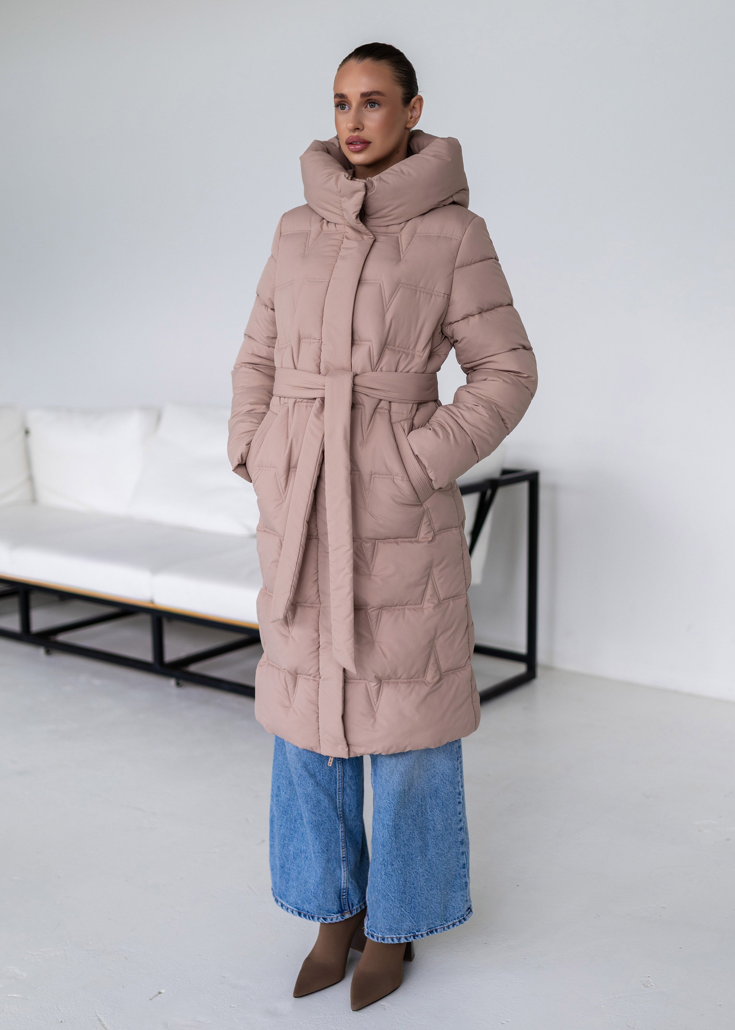 Ilgas pūkinis paltas – elegancijos ir šilumos derinys