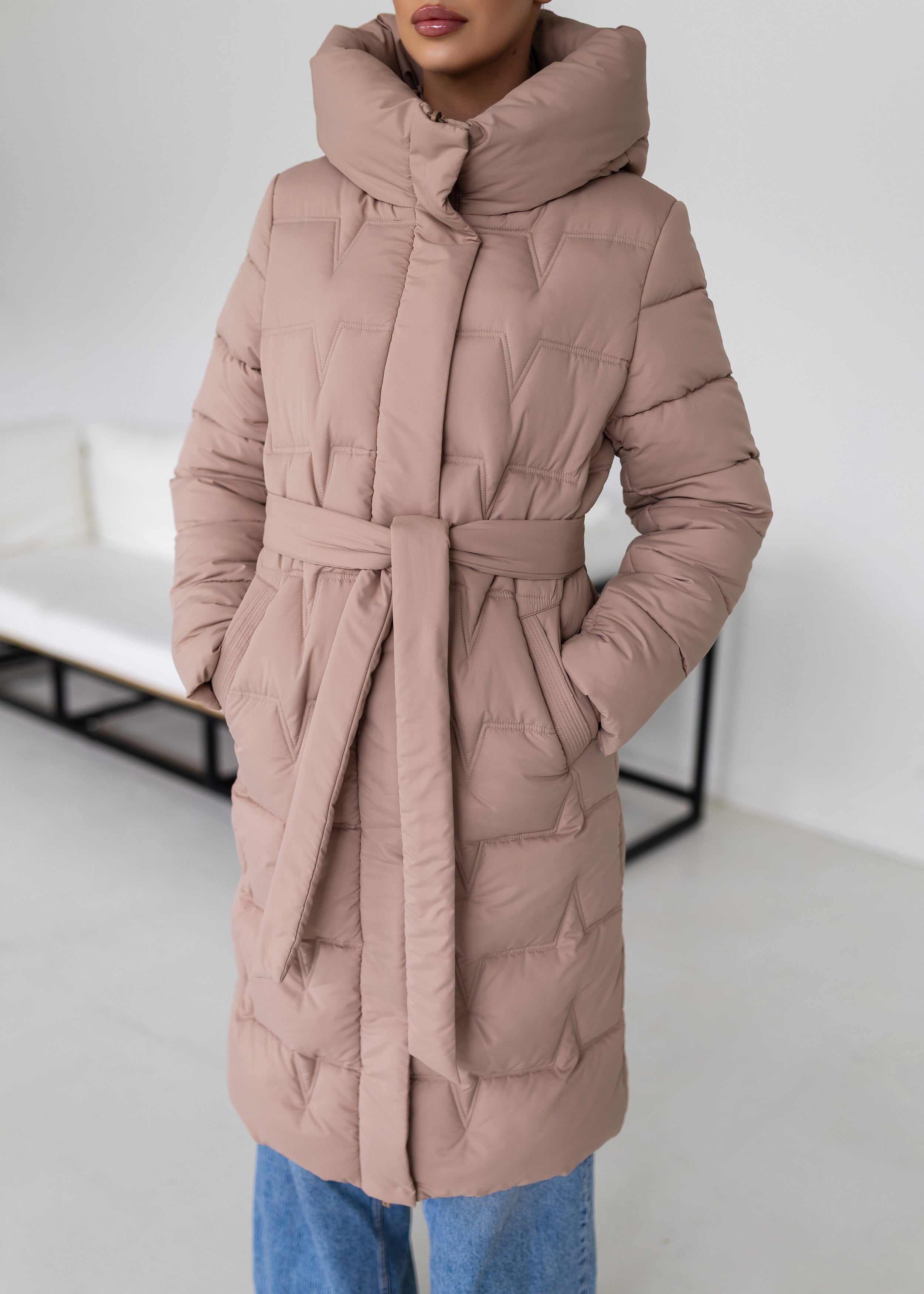 Ilgas pūkinis paltas – elegancijos ir šilumos derinys