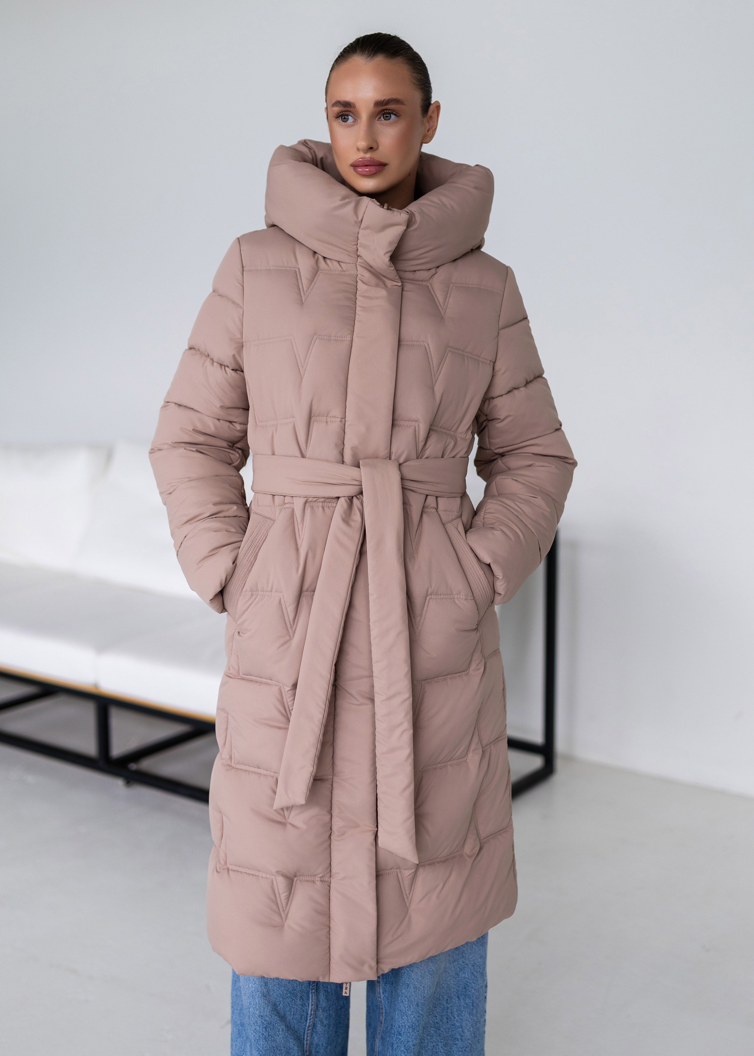 Ilgas pūkinis paltas – elegancijos ir šilumos derinys