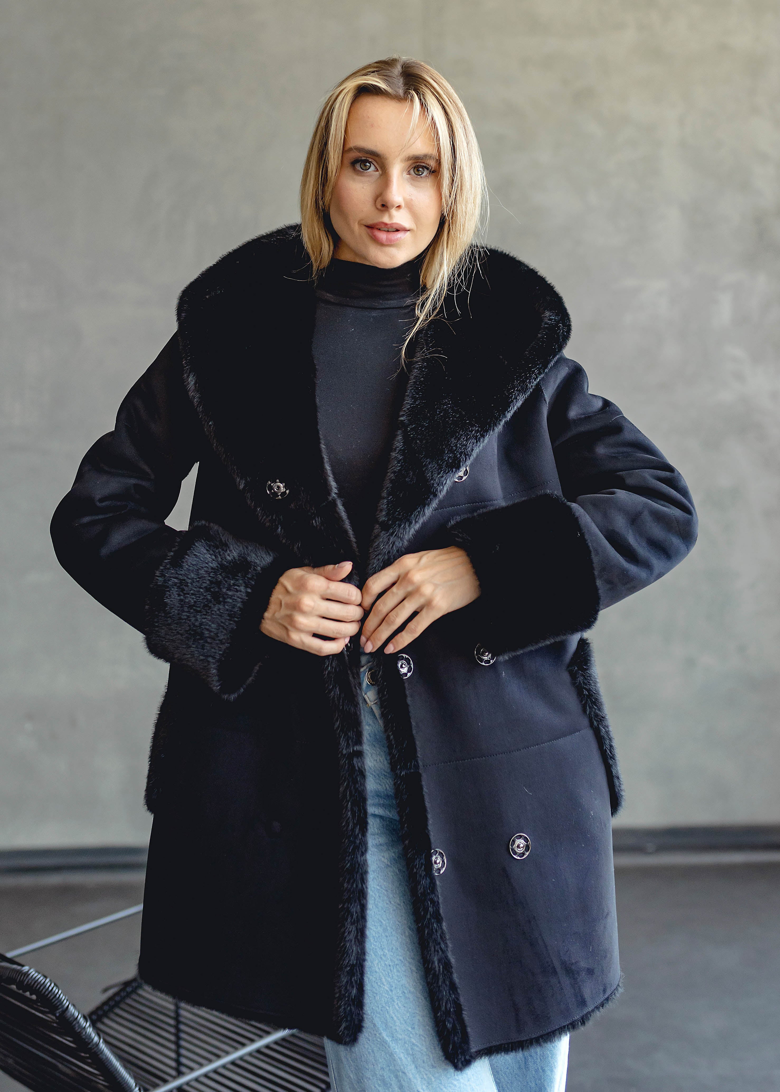 Dvipusis avies kailio paltas – elegancijos ir universalumo derinys