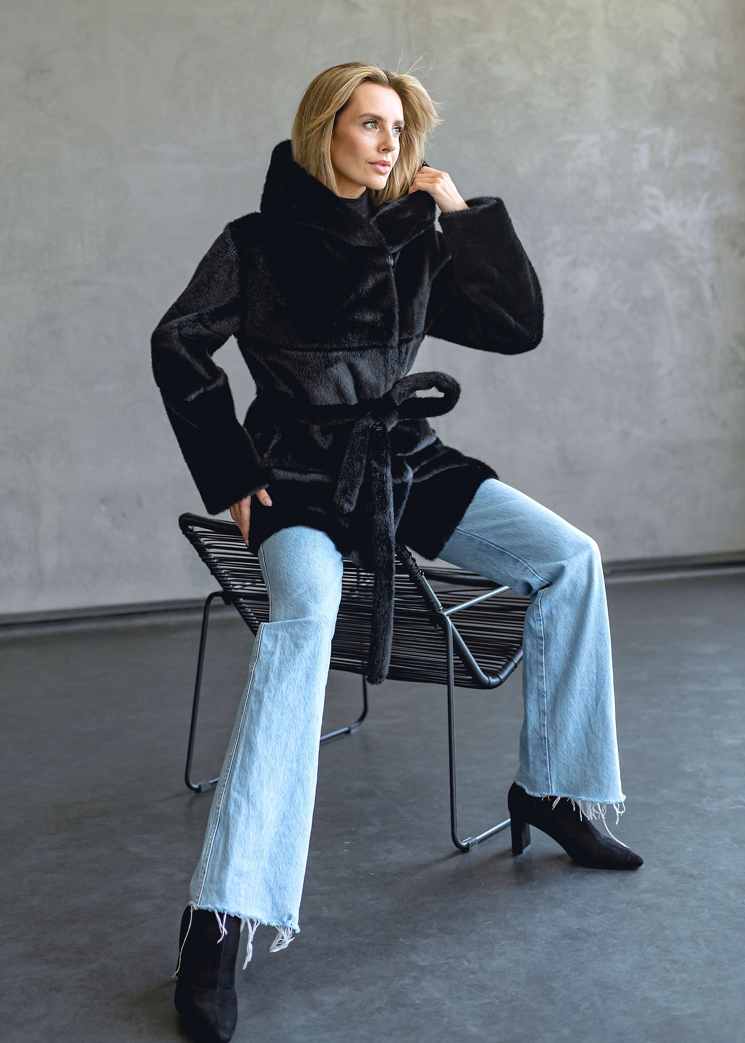 Dvipusis avies kailio paltas – elegancijos ir universalumo derinys