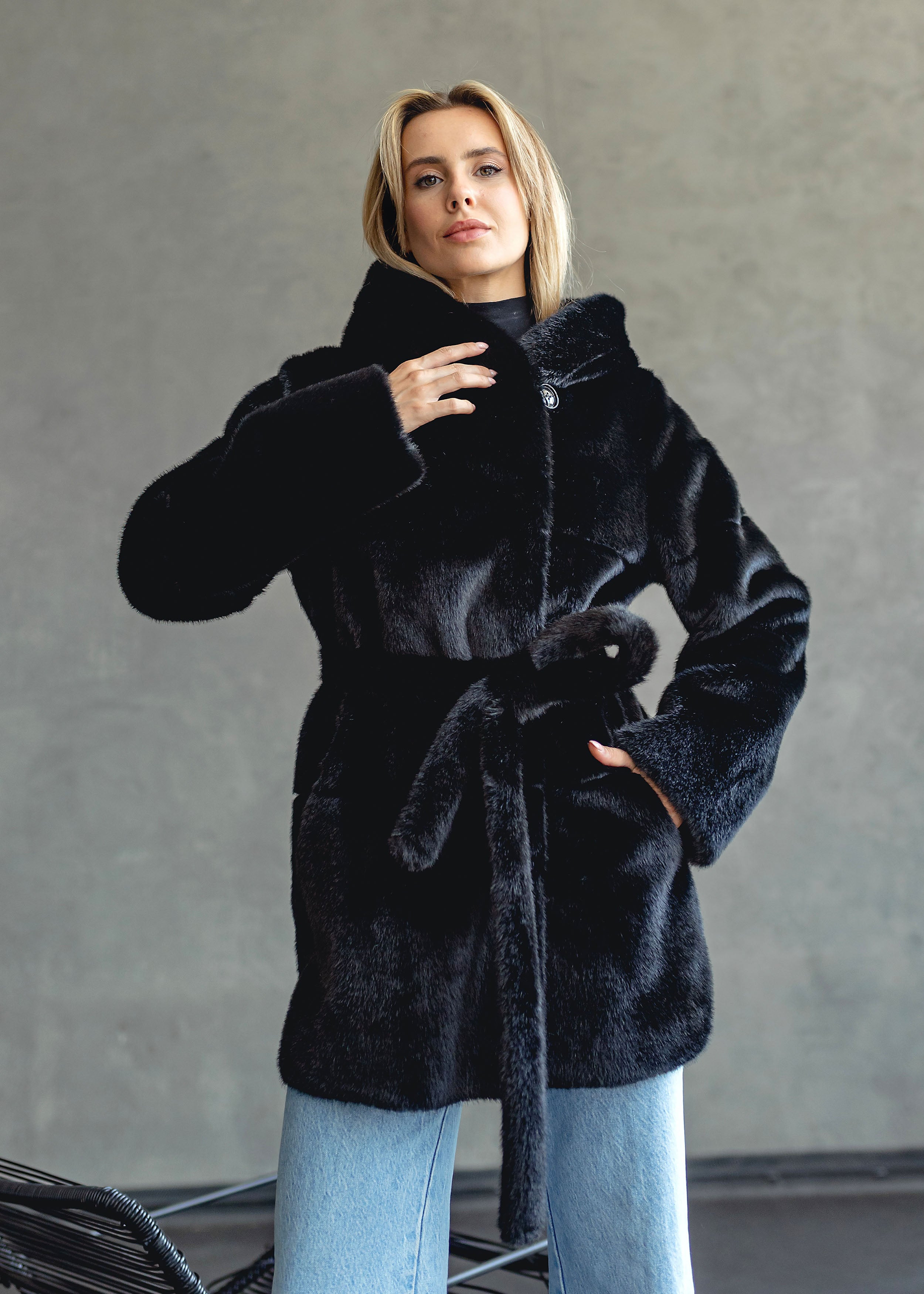 Dvipusis avies kailio paltas – elegancijos ir universalumo derinys