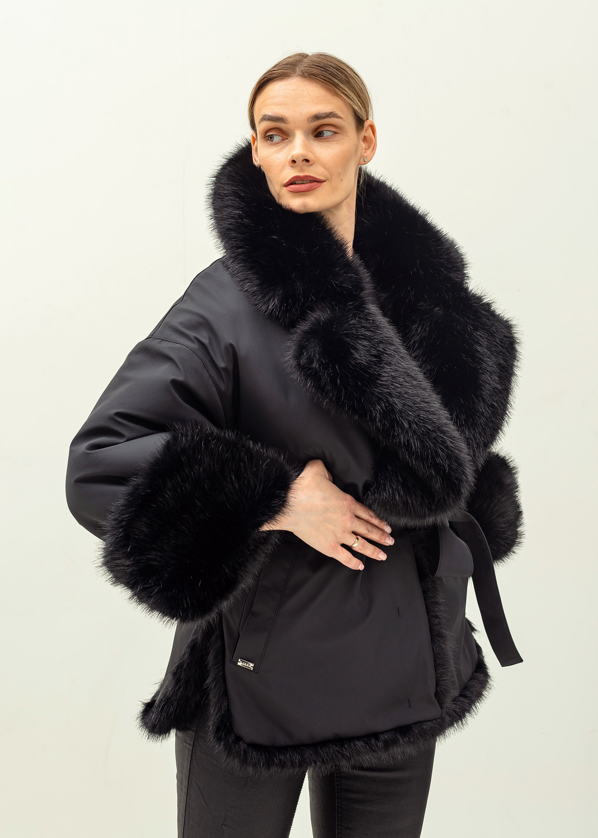 Dvipusis smėlio spalvos eko kailinis paltas – du įvaizdžiai viename