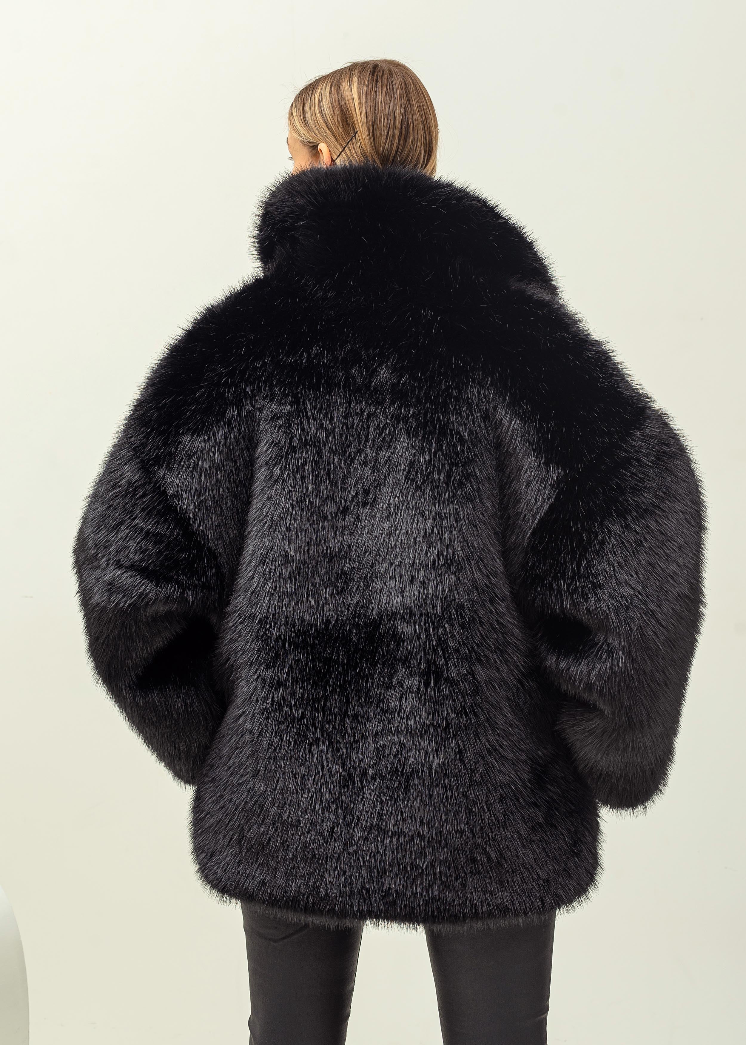 Dvipusis smėlio spalvos eko kailinis paltas – du įvaizdžiai viename