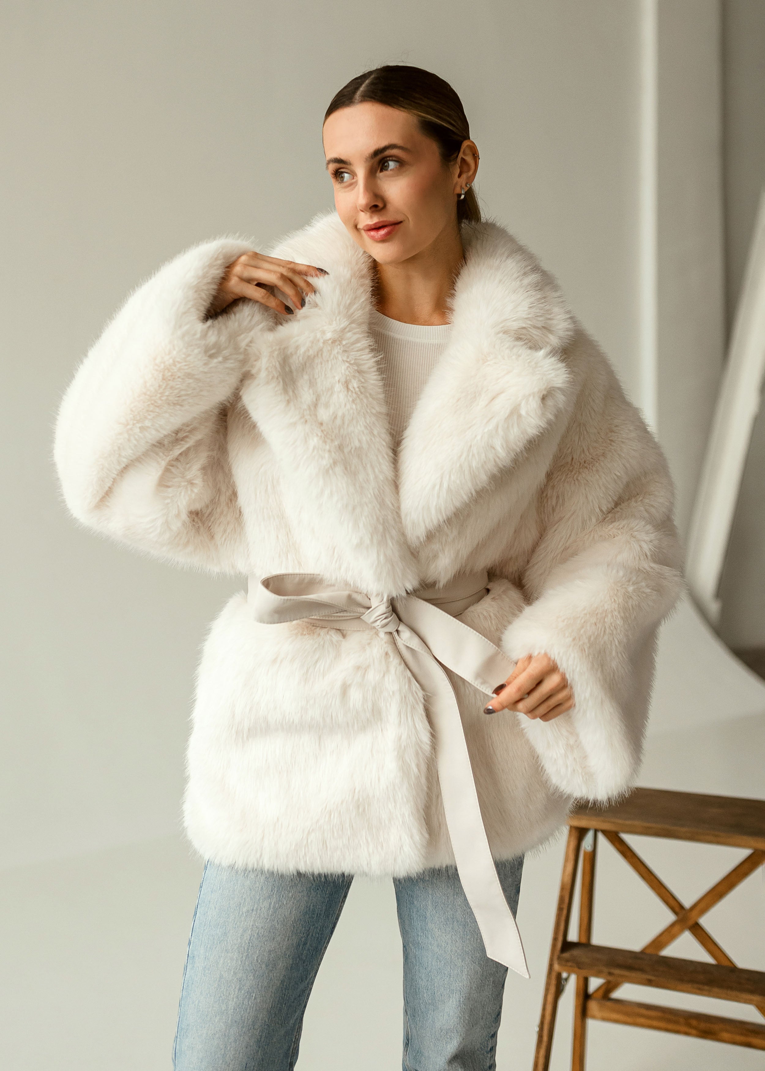 Dvipusis smėlio spalvos eko kailinis paltas – du įvaizdžiai viename