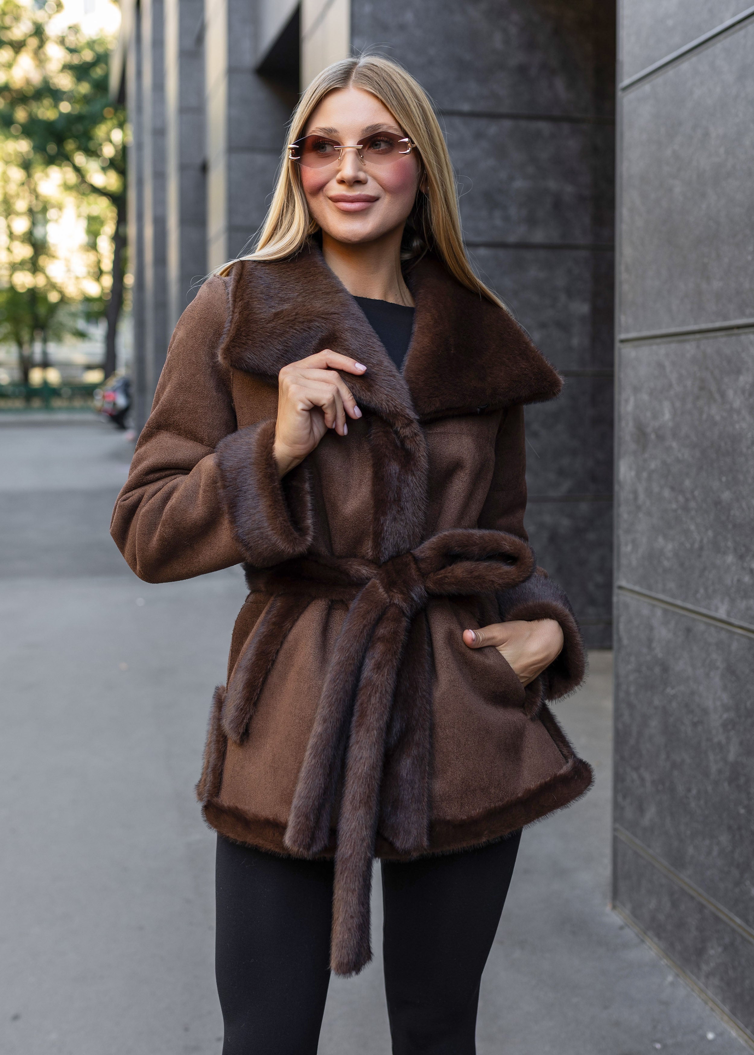 Dvipusis avies kailio paltas – elegancijos ir šilumos derinys