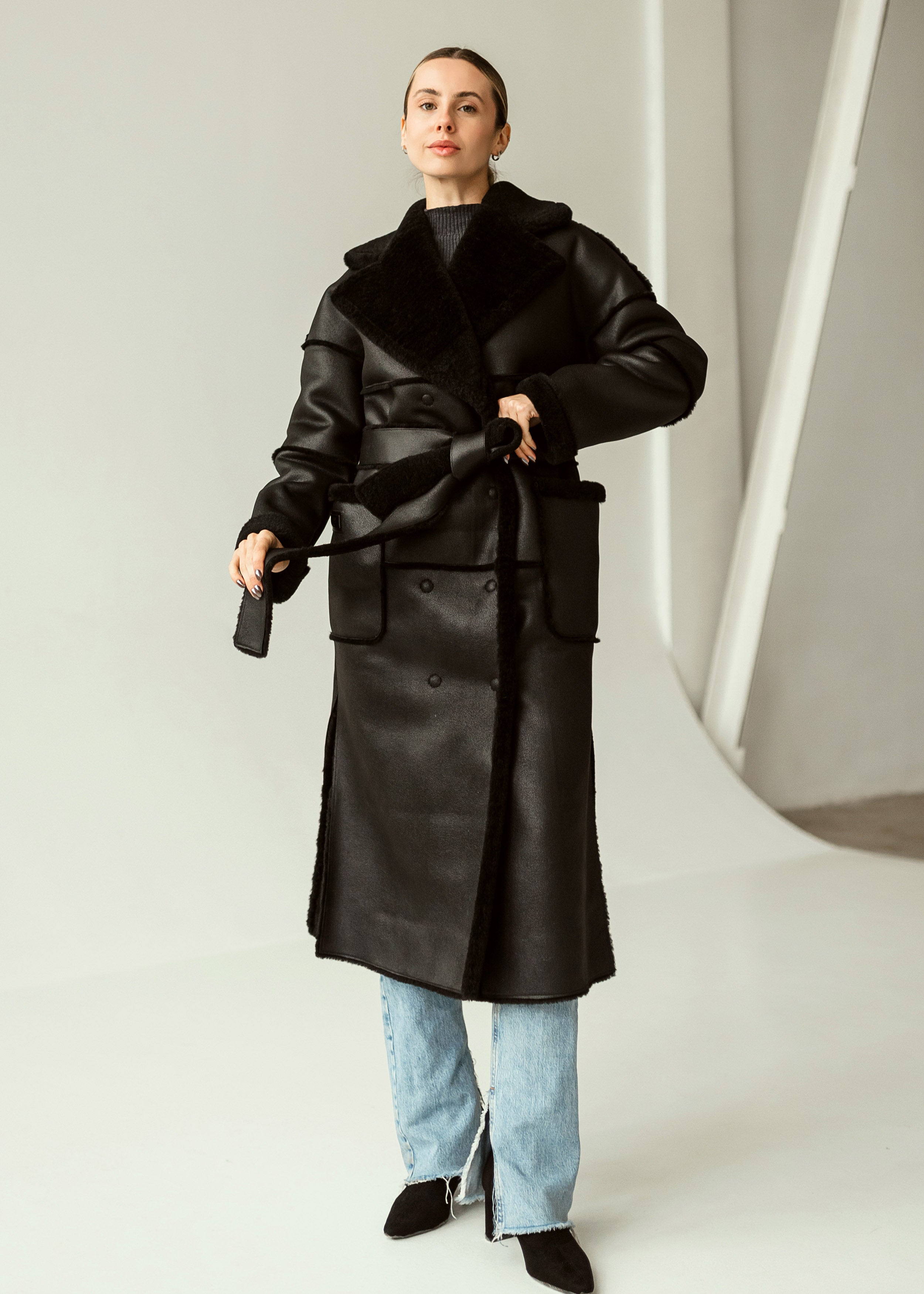 Avikailio paltas su diržu ir elegantiška apykakle juodos spalvos