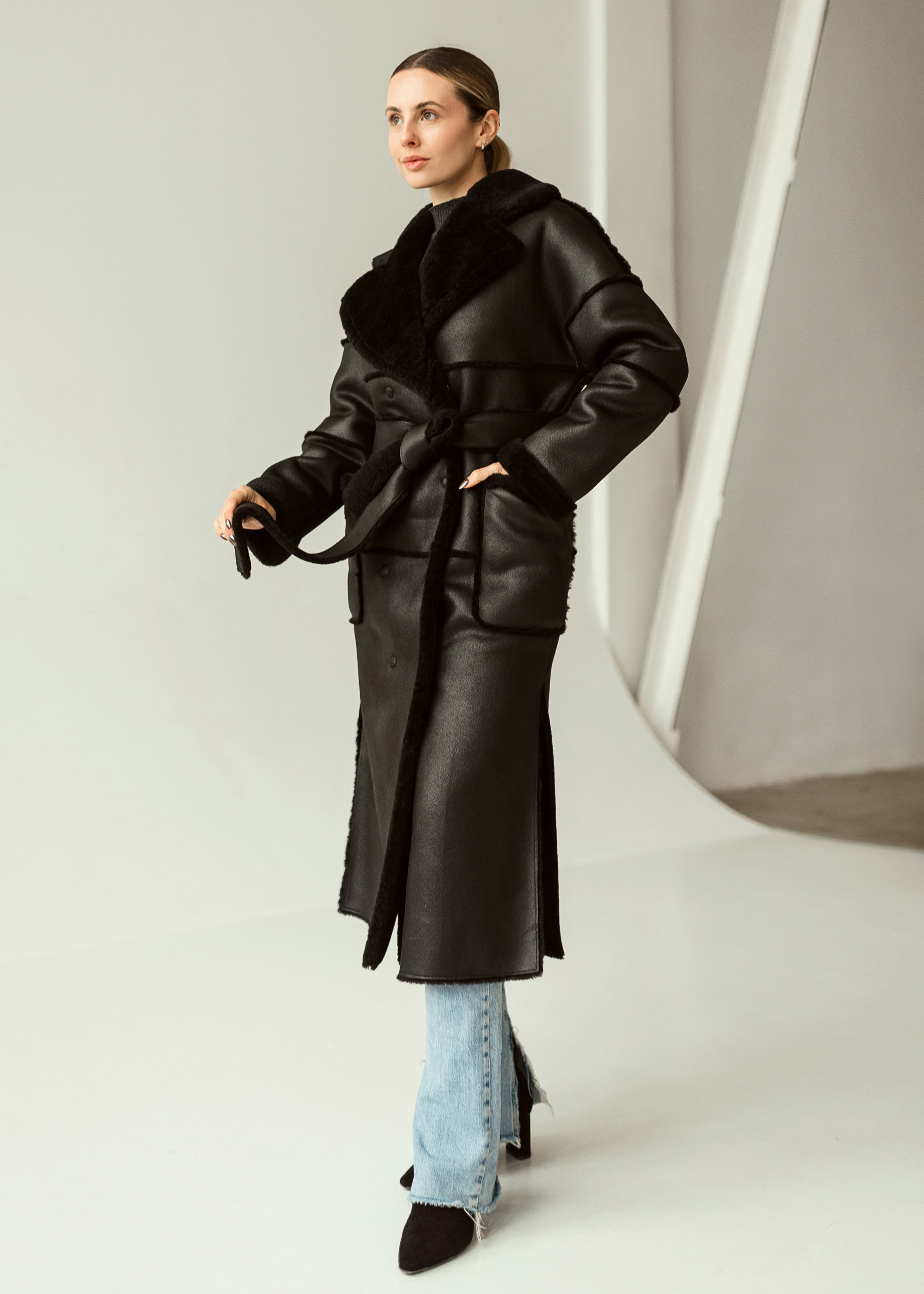 Avikailio paltas su diržu ir elegantiška apykakle juodos spalvos