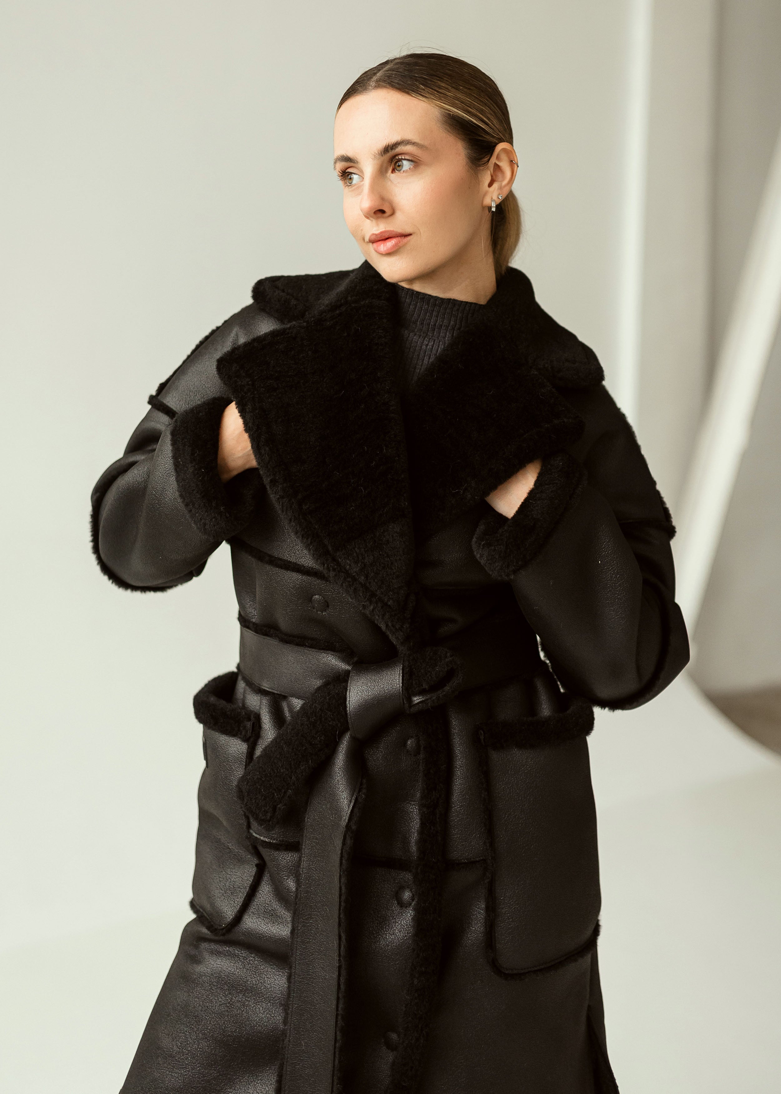 Avikailio paltas su diržu ir elegantiška apykakle juodos spalvos