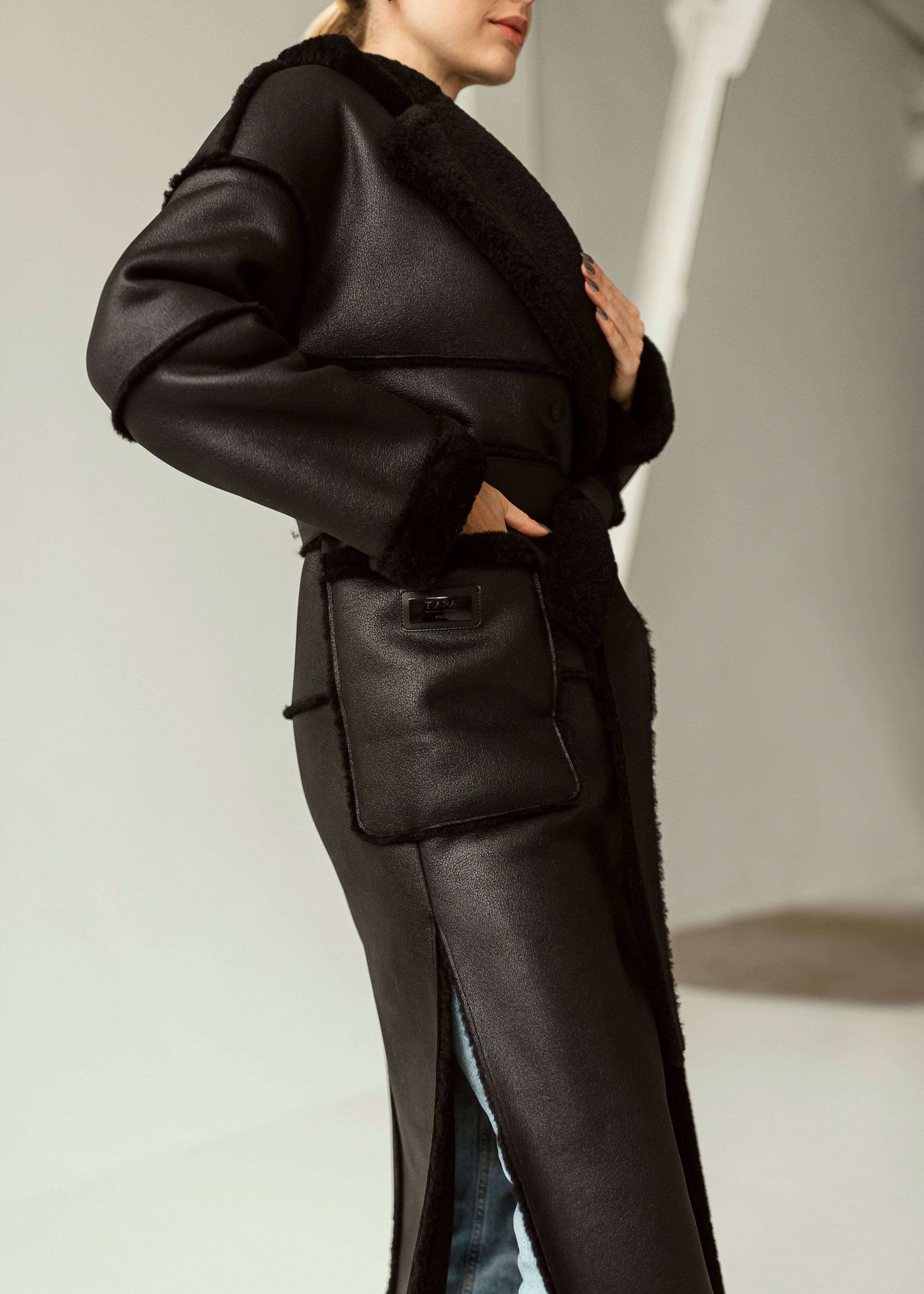 Avikailio paltas su diržu ir elegantiška apykakle juodos spalvos