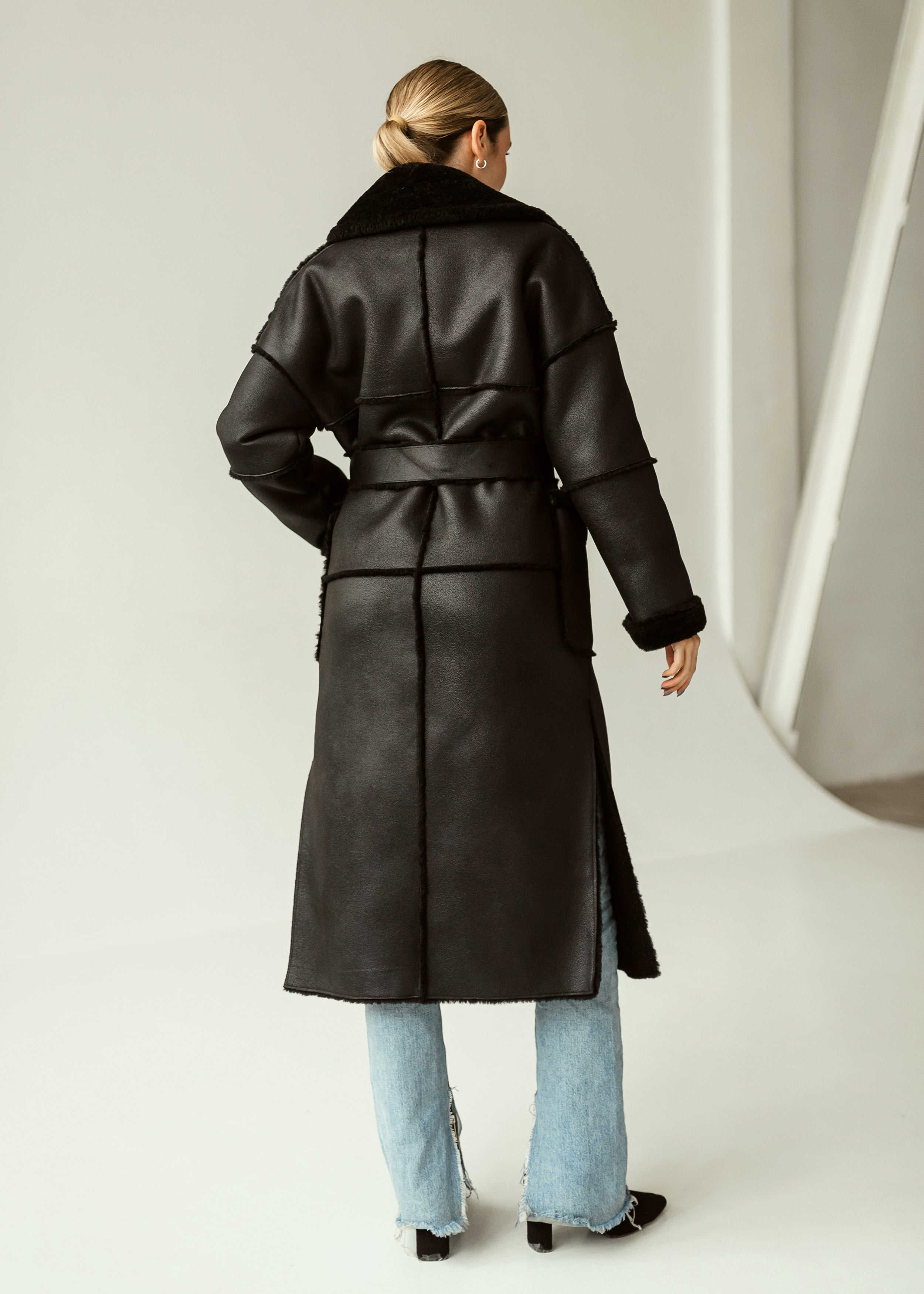 Avikailio paltas su diržu ir elegantiška apykakle juodos spalvos