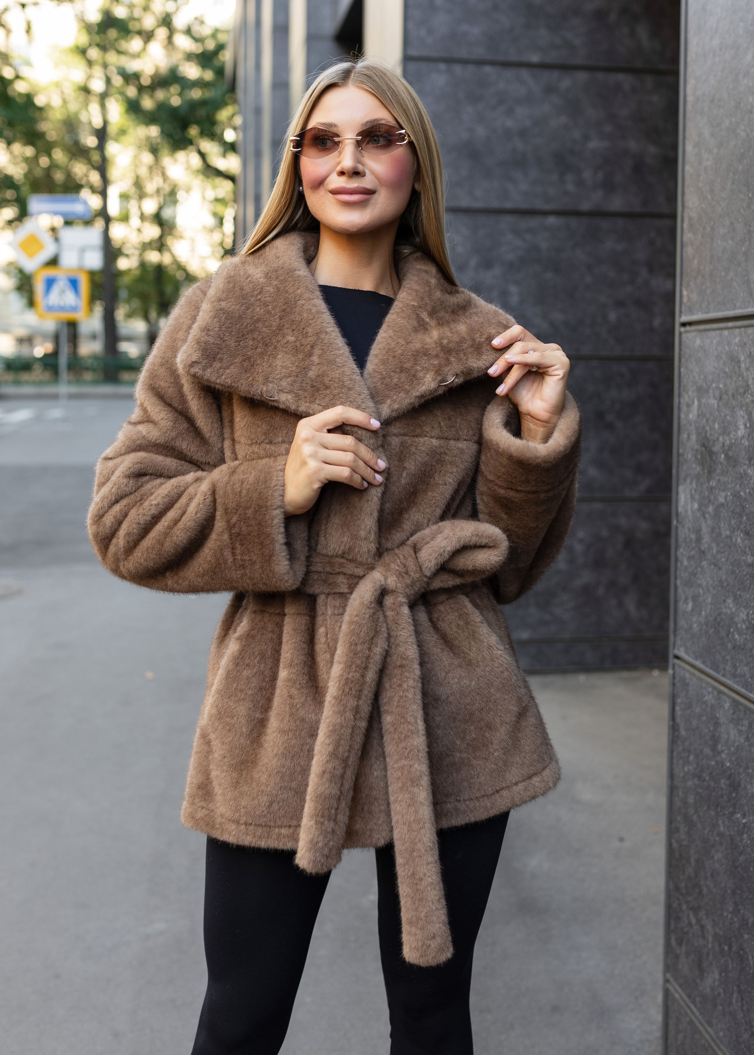 Dvipusis avies kailio paltas – elegancijos ir šilumos derinys