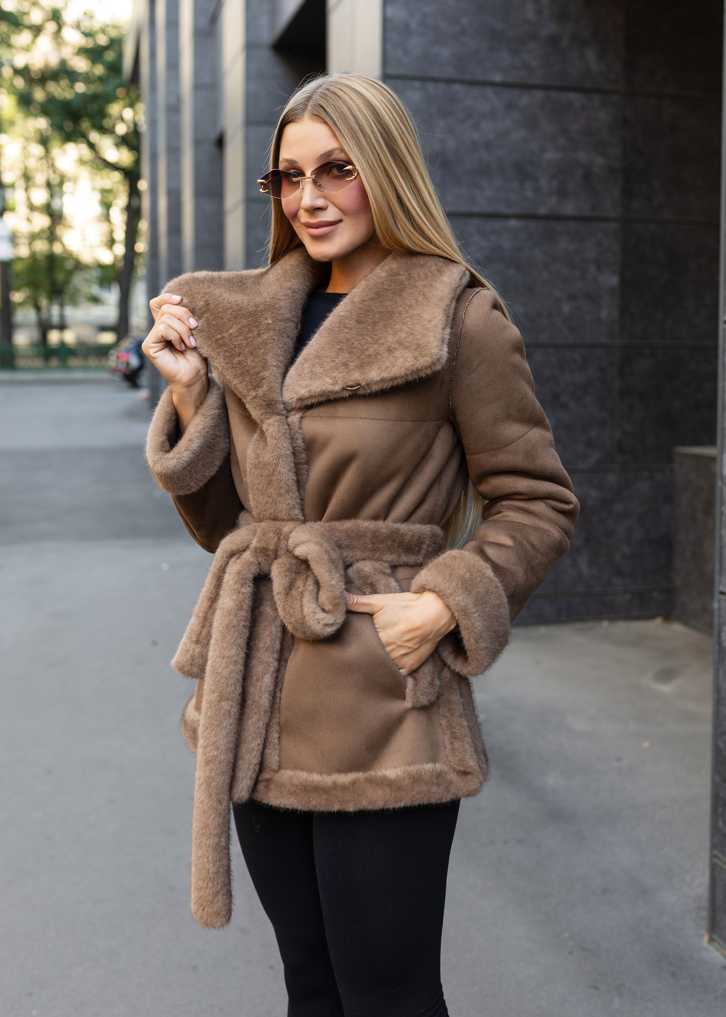 Dvipusis avies kailio paltas – elegancijos ir šilumos derinys