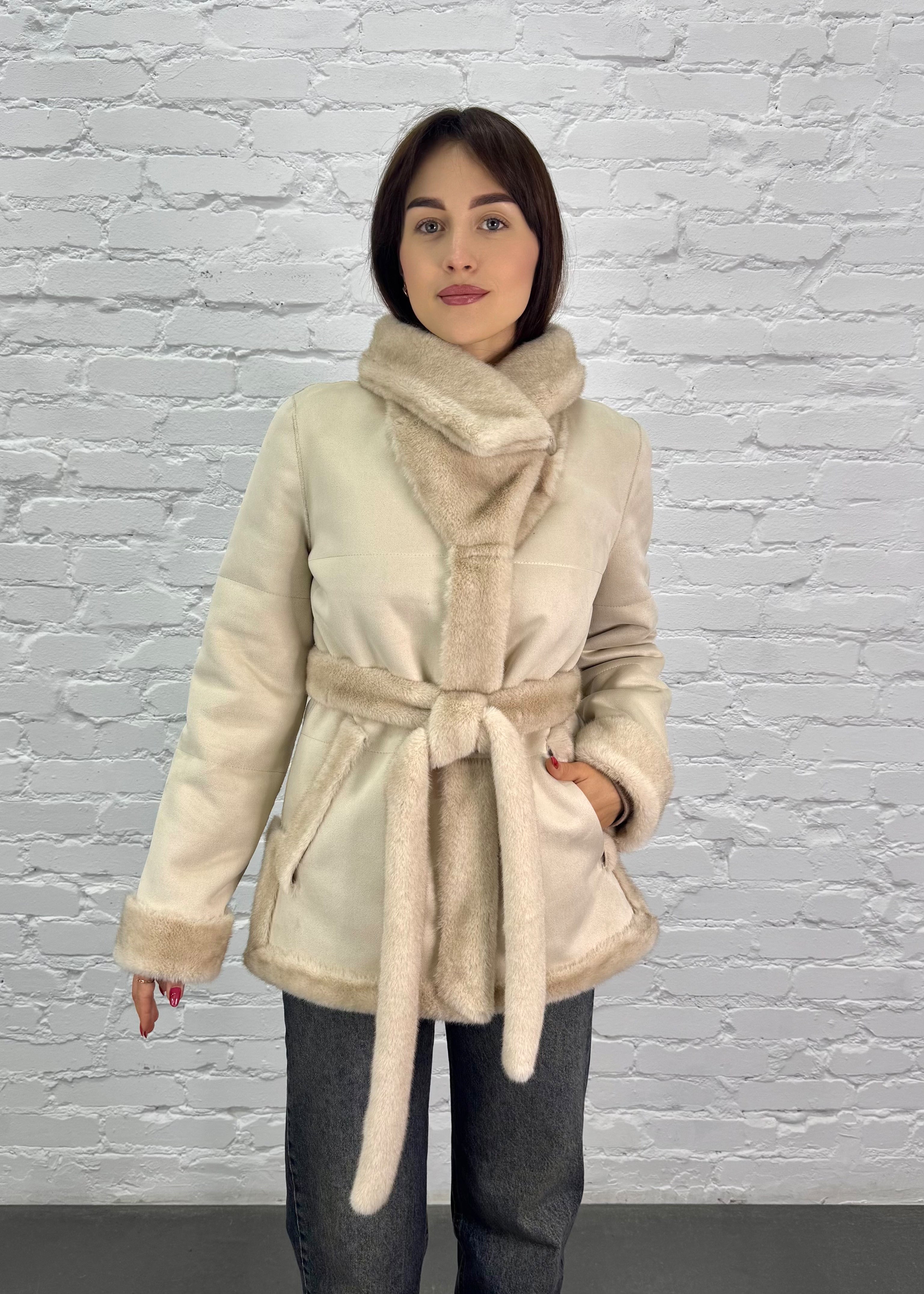 Dvipusis avies kailio paltas – elegancijos ir šilumos derinys