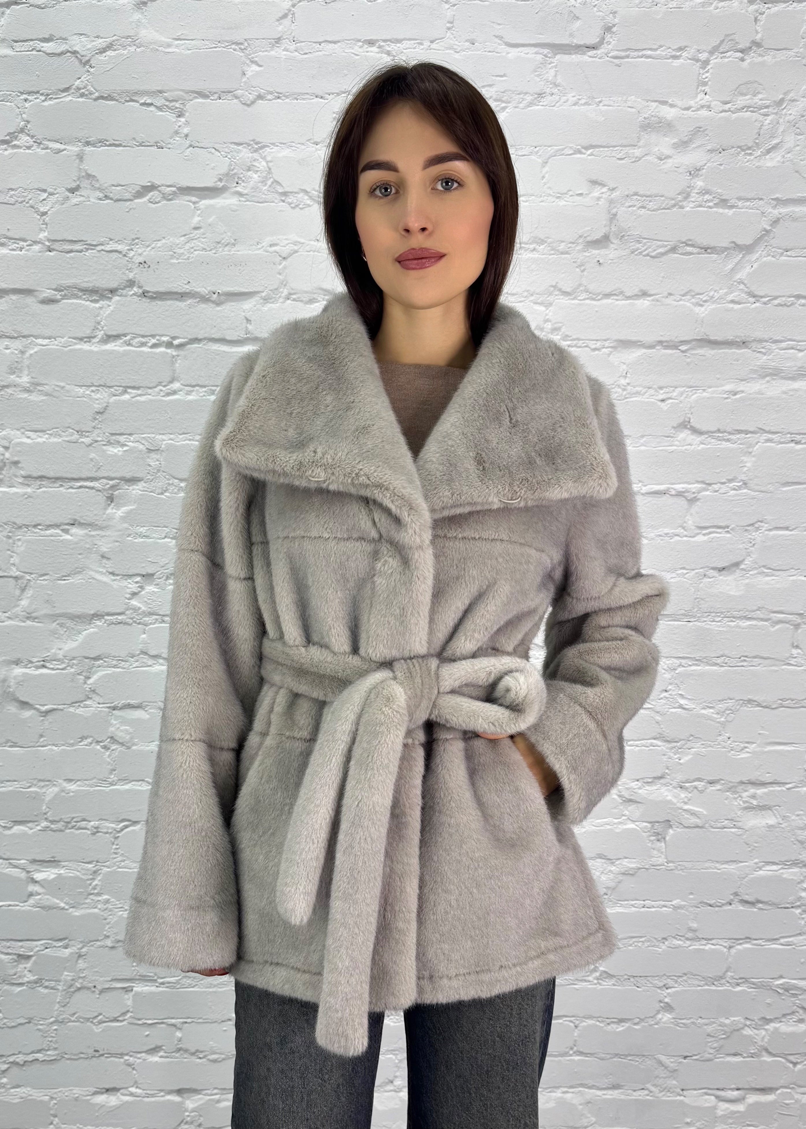 Dvipusis avies kailio paltas – elegancijos ir šilumos derinys