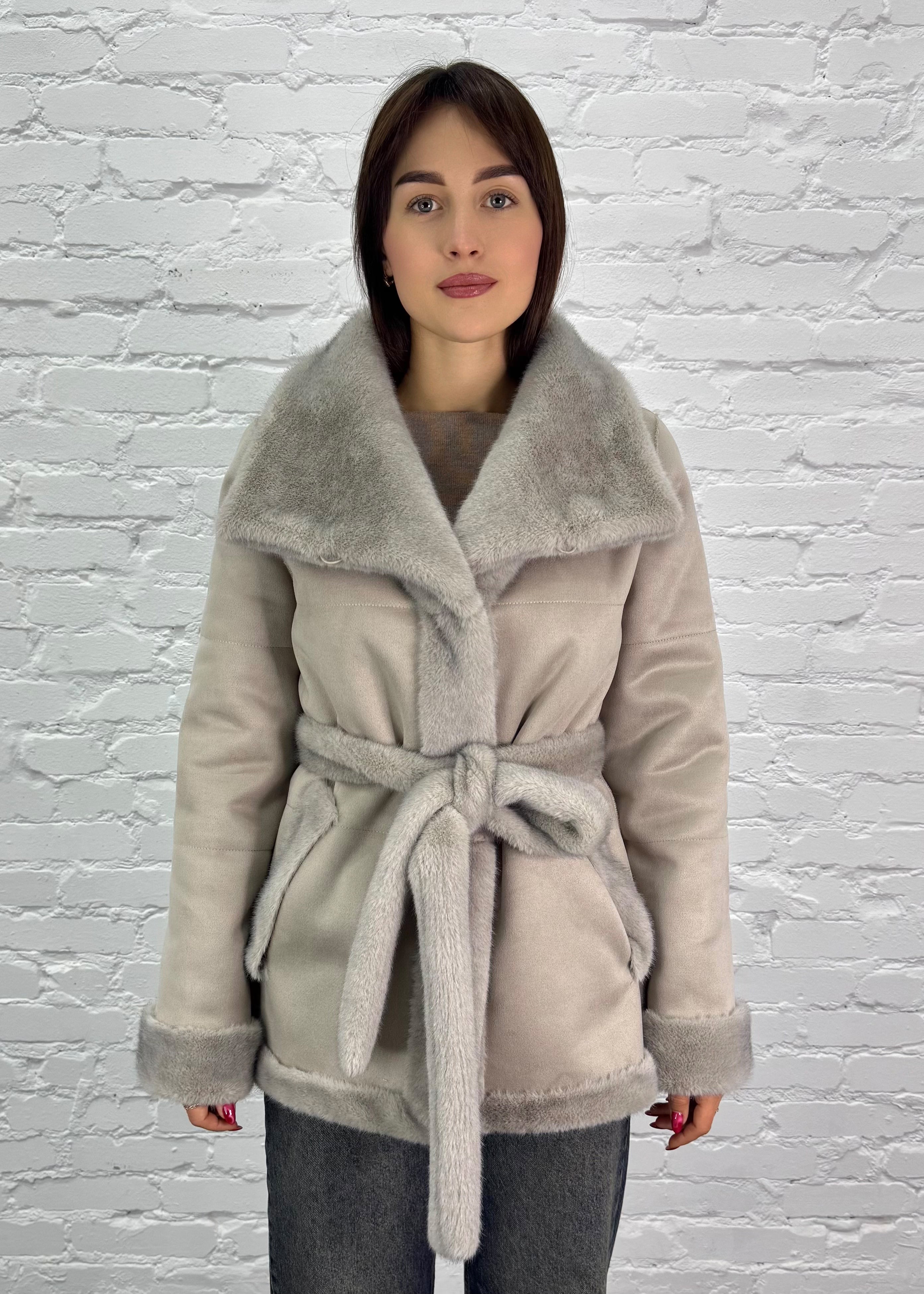 Dvipusis avies kailio paltas – elegancijos ir šilumos derinys