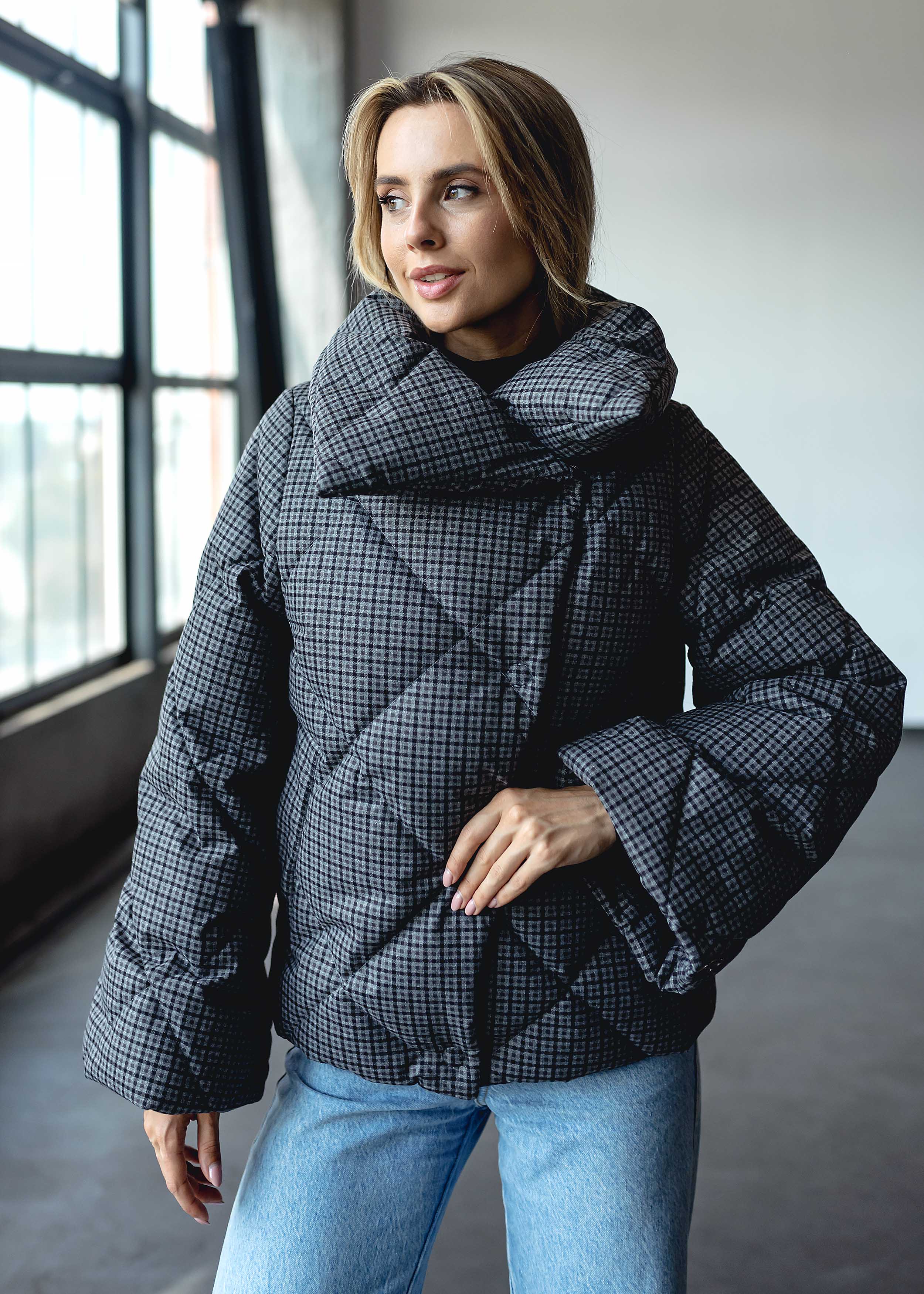 Elegantiška dygsniuota žieminė striukė su diržu