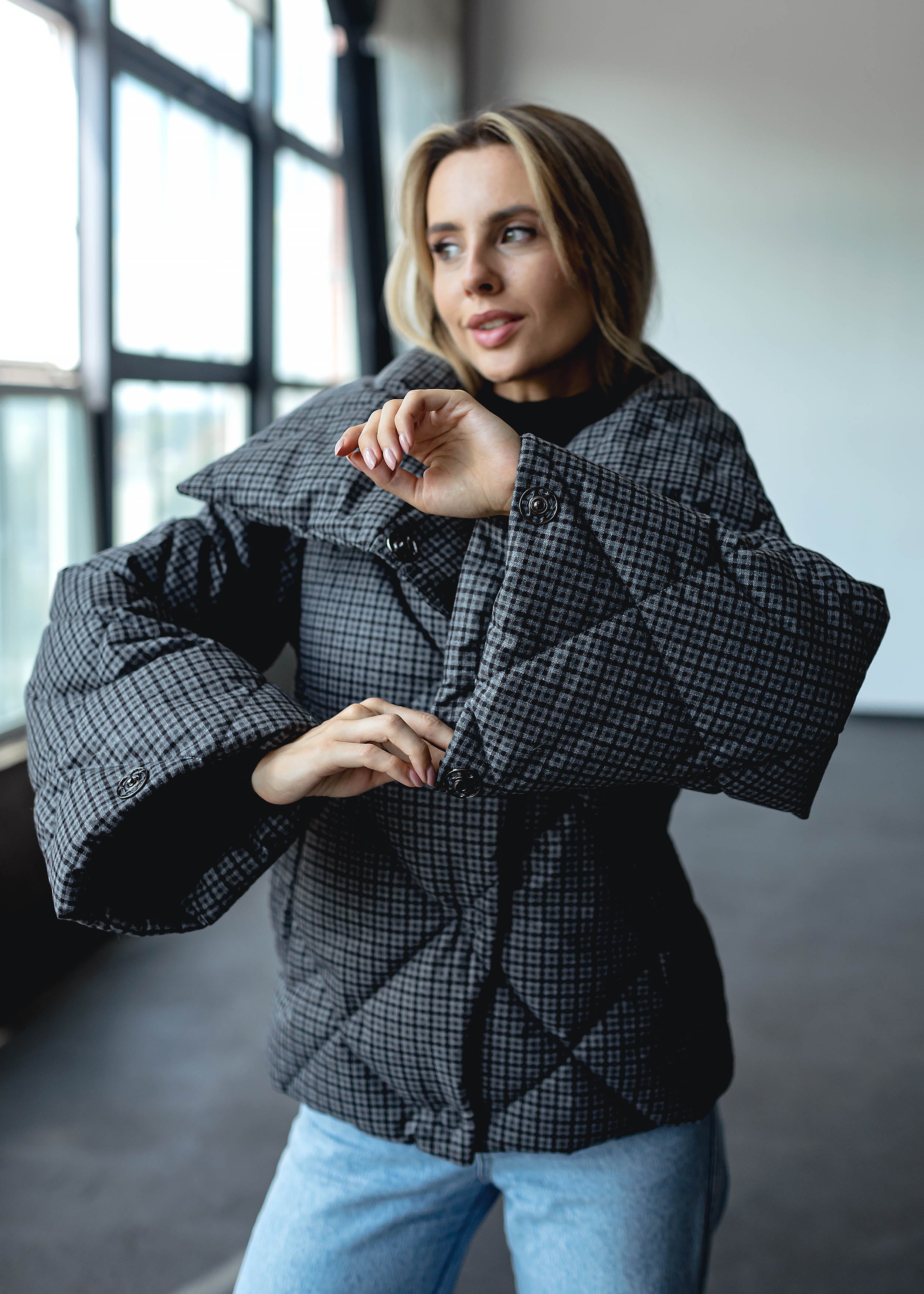 Elegantiška dygsniuota žieminė striukė su diržu