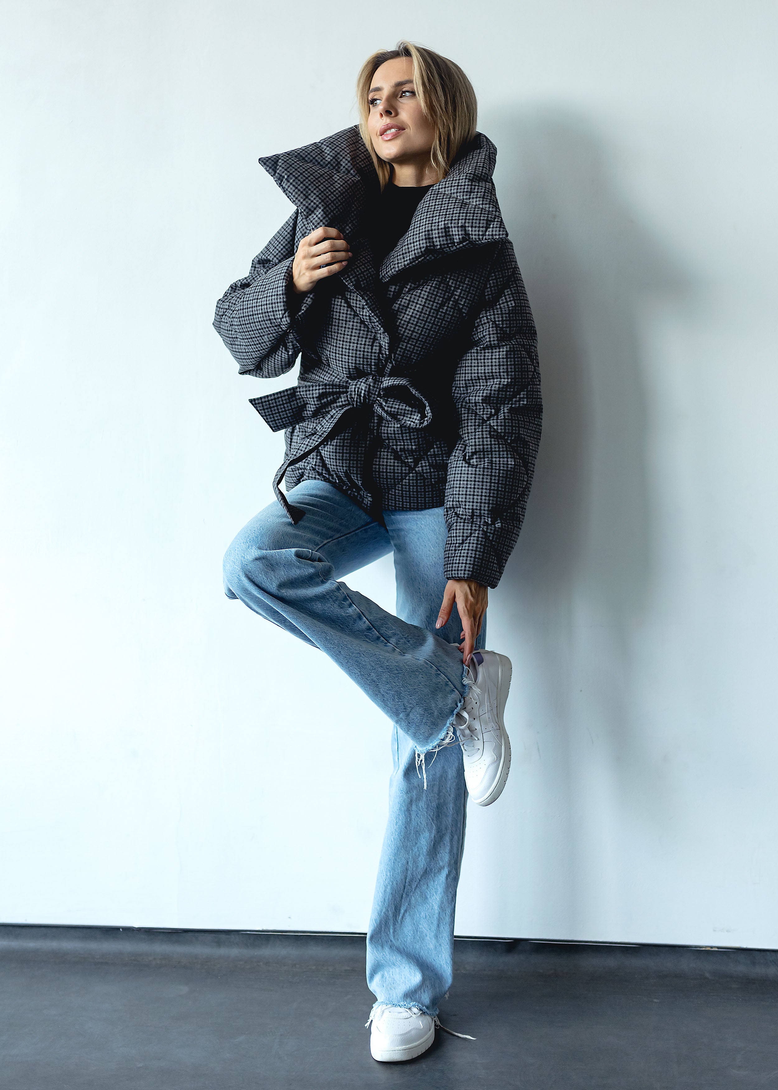 Elegantiška dygsniuota žieminė striukė su diržu