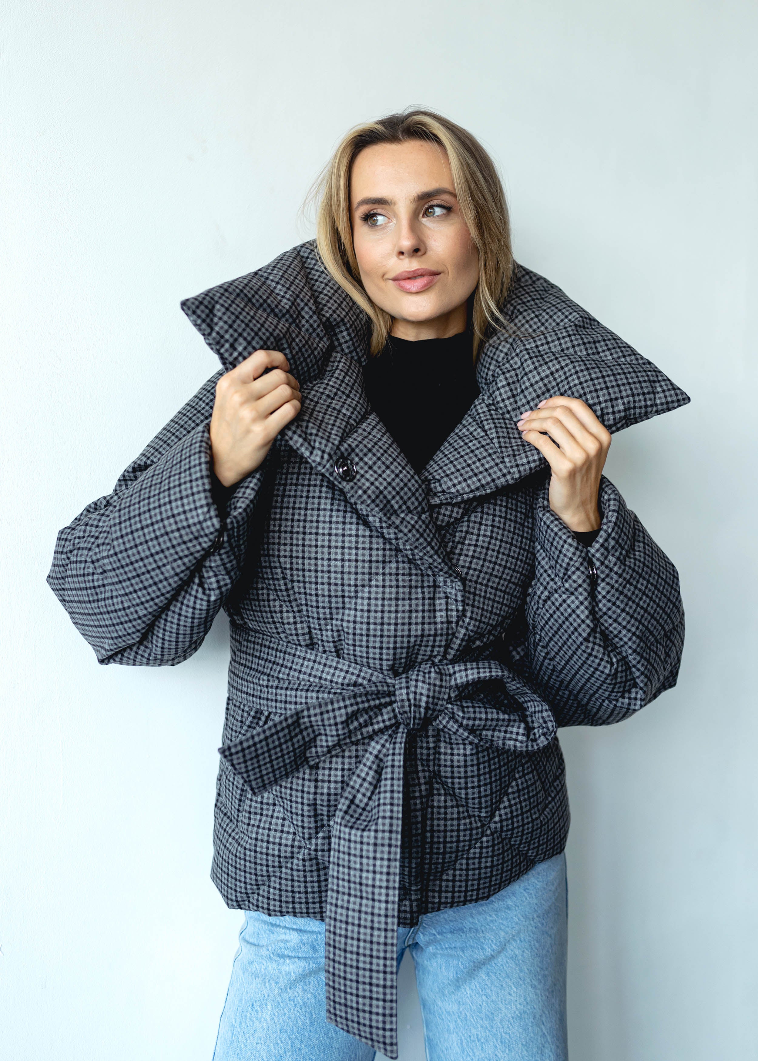 Elegantiška dygsniuota žieminė striukė su diržu